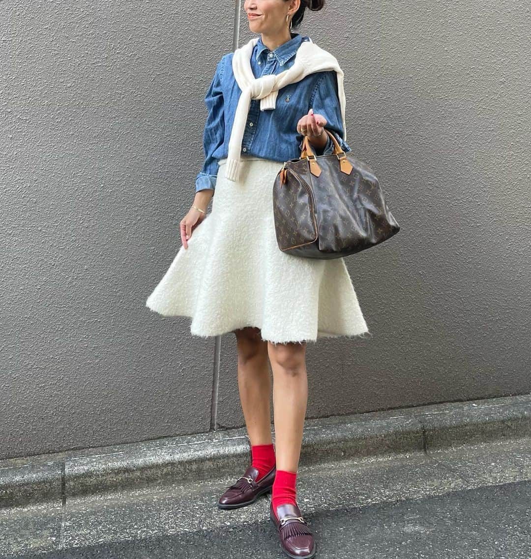 のインスタグラム：「スカートCODE🤍  秋冬のスカートCODEに靴下合わせ🧦が好き❤️  @machatt_ のブークレ素材のスカートは生地のモコモコ具合が最高に可愛い♡  ローファー合わせでトラッドな印象にコーディネートしてみました❤️ お揃いの方も多いと思うので、みなさんのコーディネートも参考にさせてください😍‼️  ・  ・  #秋服コーデ #冬服コーデ #スカートコーデ #ミニスカート #大人カジュアル #大人可愛い #靴下コーデ #ローファーコーデ #着回しコーデ #machatt #マチャット #louisvuitton #zarawoman #シャツコーデ #デニムシャツ #30代コーデ #ママコーデ #あゆまむコーデ」