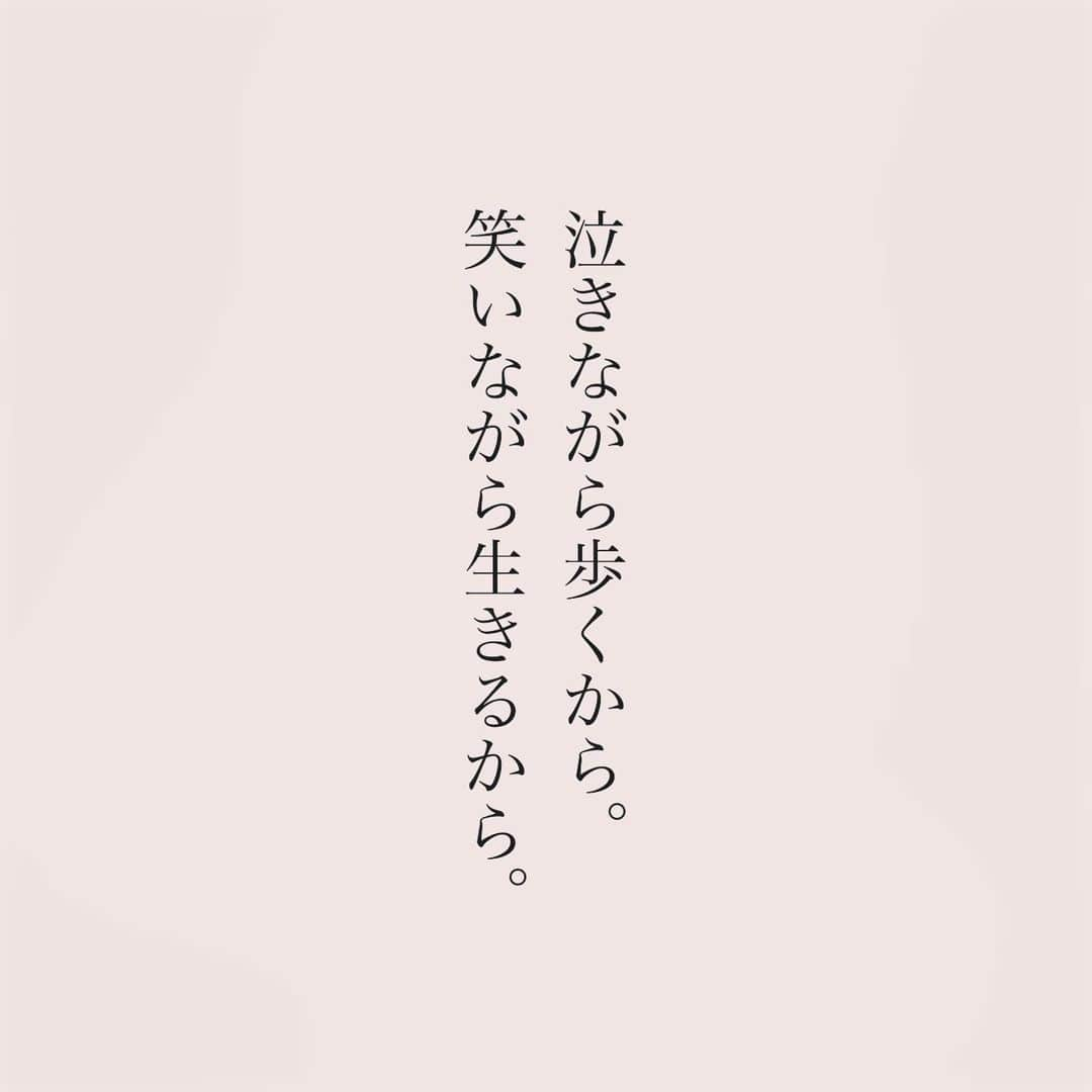 カフカさんのインスタグラム写真 - (カフカInstagram)「.  「強くなりたい」と、 そう思う人は、もう強いと思う。  #言葉#ことば#言葉の力 #前向き#気持ち#心　 #幸せ#悩み#不安#人間関係#生き方 #考え方#自分磨き#人生 #頑張る #大切 #幸せ #大事 #成長 #日常 #生活  #日々#毎日#エッセイ#自己成長#自分らしさ #あなたへのメッセージ」10月20日 19時04分 - kafuka022