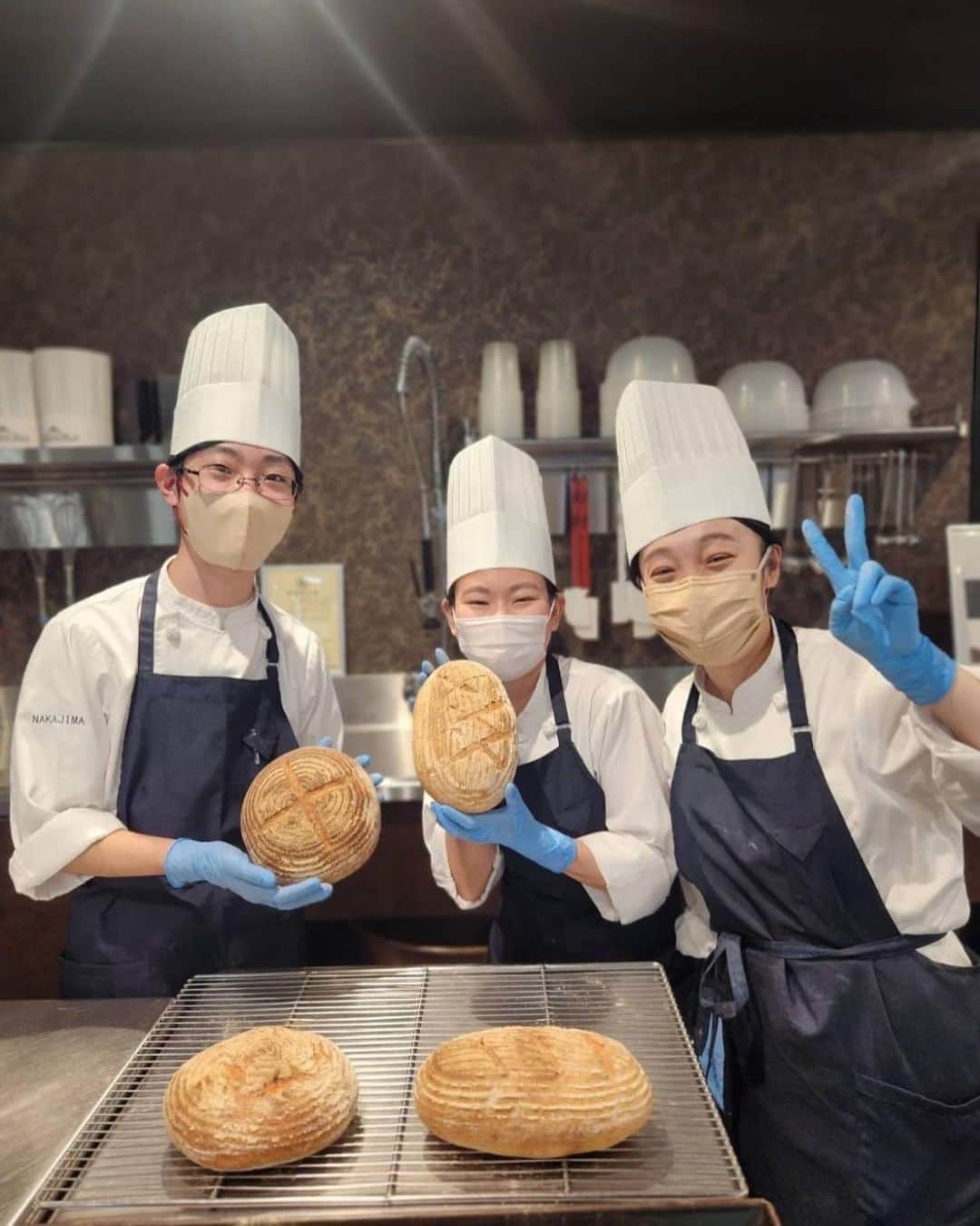 札幌ベルエポック製菓調理専門学校【公式】さんのインスタグラム写真 - (札幌ベルエポック製菓調理専門学校【公式】Instagram)「パティシエ科1年生の製パン実習🍞  カンパーニュというフランスパンの一種です。  今回は、国産小麦粉と外国産小麦粉の2種類を 作って味の違いを確かめました✨  #ベルエポック　#パティシエ　#カフェ札幌ベルエポック製菓調理専門学校 #製菓 #製菓実習 #ブーランジェ #料理作り記録 #実習 #パン好きなひと繋がりたい #専門学校 #専門学生 #製菓専門学校 #パンづくり」10月20日 19時05分 - belle_foods