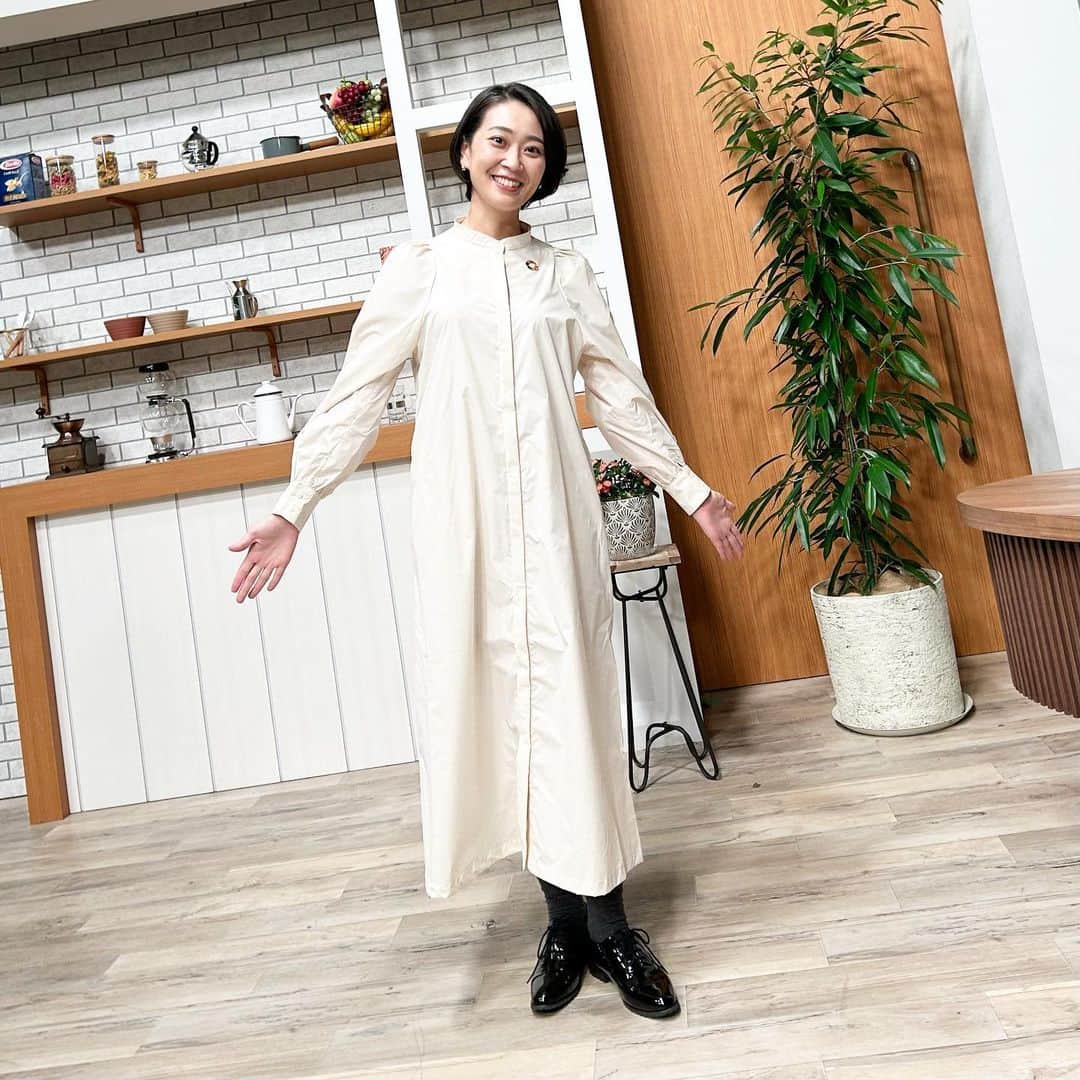 加藤沙知のインスタグラム：「今週もお疲れ様でした！ 番組衣装です♪ 詳しくは番組アカウント(@check.mrt )に掲載しています!  1枚目:手を広げるポーズをしがちな私。 アルバム内にはこのポーズの衣装写真ばかり😅  2枚目:10月16日(月) 3枚目:10月17日(火)  4枚目:10月18日(水) 一枚目のワンピースに、ショートニットベストを重ねると印象も変化！  5枚目:10月19日(木) 6枚目: 木曜日のヘアセット  土日は、ひんやりするようですので、 体調を崩さないようにお気をつけくださいね🍂🍂  #MRT#チェック#check #衣装#コーディネート #オフィスコーデ#通勤コーデ #ヘアセット#ショートカット #アナウンサー#カーディガン#スカート#ワンピース」
