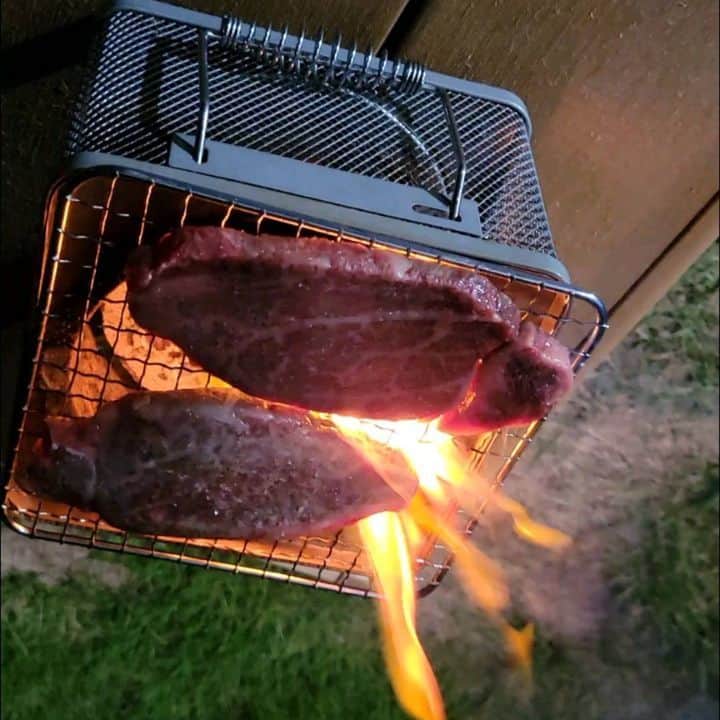 本仮屋リイナのインスタグラム：「姉 @yuika_motokariya_official と肉チャレンジ練習用にと親戚からいただたお肉で打ち上げ🥩🔥✨ 悔しいけど、美味しいです！最高っ！🤝感謝😢✨ #ヒレ肉燃え上がリイナ」