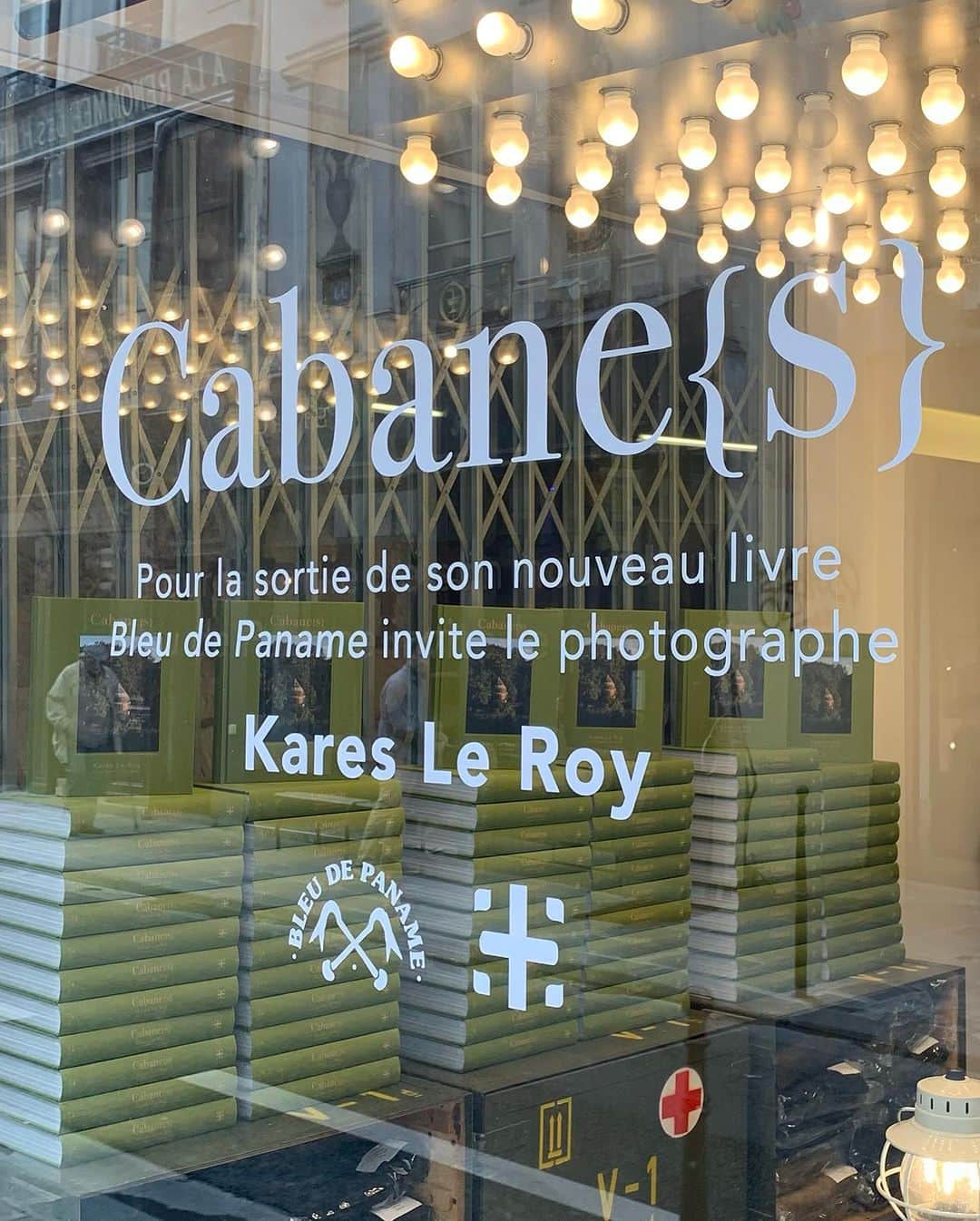 ブルー ドゥ パナムのインスタグラム：「➡️ Pour la sortie de son nouveau  livre "Cabane(s)" Bleu de Paname invite @karesleroy & @lafamillecherokee !   Pour cette occasion nous vous proposons de retrouver une série limitée de produits dérivés "Cabane(s)“, made in Paris !   Livre ou merch acheté = 1 pochette de livre offerte ! 🎁  Signature ✍️  Jeudi 19 octobre : 16h/21h ✅ Vendredi 20 octobre : 16h/19h Samedi 21 octobre : 16h/20h   #bleudepaname」