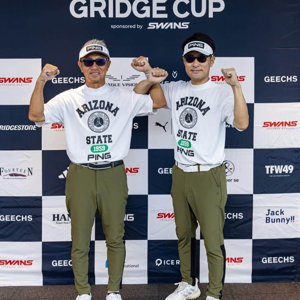 Gridge（グリッジ）さんのインスタグラム写真 - (Gridge（グリッジ）Instagram)「2023.7.24　関西第1回予選レポート📝  54ホールを擁する瀬田ゴルフコースで開催⛳️ 北コースではトーナメントが開催され、西コースはカジュアル、東コースはアスリート系とそれぞれのコースに特長があり、とても人気のコースです。  グリッジカップは様々なレベルのゴルファーが参加するのでカジュアルな西コースで⛳️🏌️‍♂️  フラットなコースのためか、チームでスコアが上手くかみ合っているチームが多く、全体的に高スコアとなりました👏  お天気も良く、日差しが強かったためサングラス試着してラウンドする方がとても多く🕶️「芝目がよく見えた」「軽くてかけ心地がよかった」などのお声も多くいただきました☺️  ベストドレッサー賞（ベストペアコーデ賞）は「PLAY YOUR BEST」ペア👬✨  テーパードパンツ＋モックネックシャツでカジュアルなスタイルでありながら、カーキで全体が引き締まった印象があり、今回はこちらのペアをベストドレッサー賞に選ばせていただきました⭐️  その他にも素敵なペアコーデやオリジナリティのあるポージングのペアをご紹介❣️  今年の予選は残り1回。現時点で1枠のみ空きがあります！  #グリッジカップ #gridgecup #グリッジカップ2023  #gridge #グリッジ #ダブルス #ゴルフ競技 #ゴルフイベント #ゴルフ好き #ゴルフ男子 #ゴルフ女子 #ゴルフコンペ #スワンズゴルフ #スワンズサングラス #イーグルビジョン #gridgecupに出よう」10月20日 19時09分 - gridge562