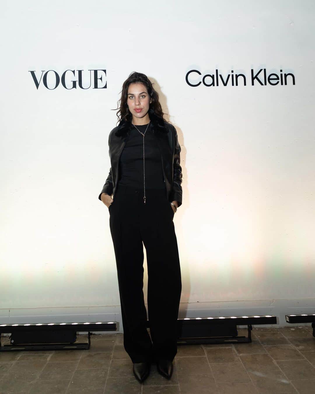 Vogue Españaさんのインスタグラム写真 - (Vogue EspañaInstagram)「Ayer @calvinklein presentó, de la mano de Vogue España, su colección otoño-invierno 2023, con una masterclass en la que participaron @gemsgm y @martaortizp con @ineslorenzo, Head of Content de esta cabecera, como moderadora. Una cita en la que el ambiente respiraba la esencia de la firma; desde los diseños atemporales que cubrían los maniquíes a los looks minimal y en tendencia de los invitados, pasando por el sofisticado cóctel propio del mejor club de la Gran Manzana. Todo ello bajo el concepto de Calvin Klein Conversations y con un objetivo común: hablar sobre moda, sobre tendencias, y sobre el icónico universo de la marca. ▪️Fotos: @andrea_savall」10月20日 19時09分 - voguespain