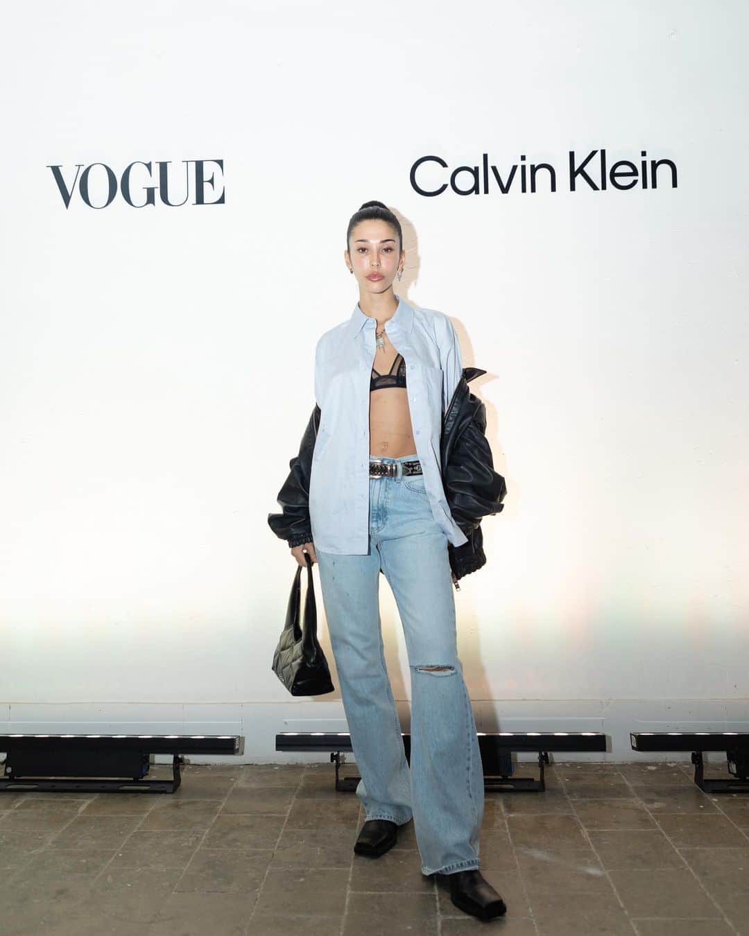 Vogue Españaさんのインスタグラム写真 - (Vogue EspañaInstagram)「Ayer @calvinklein presentó, de la mano de Vogue España, su colección otoño-invierno 2023, con una masterclass en la que participaron @gemsgm y @martaortizp con @ineslorenzo, Head of Content de esta cabecera, como moderadora. Una cita en la que el ambiente respiraba la esencia de la firma; desde los diseños atemporales que cubrían los maniquíes a los looks minimal y en tendencia de los invitados, pasando por el sofisticado cóctel propio del mejor club de la Gran Manzana. Todo ello bajo el concepto de Calvin Klein Conversations y con un objetivo común: hablar sobre moda, sobre tendencias, y sobre el icónico universo de la marca. ▪️Fotos: @andrea_savall」10月20日 19時09分 - voguespain