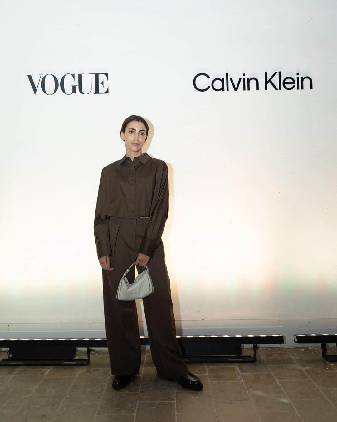 Vogue Españaさんのインスタグラム写真 - (Vogue EspañaInstagram)「Ayer @calvinklein presentó, de la mano de Vogue España, su colección otoño-invierno 2023, con una masterclass en la que participaron @gemsgm y @martaortizp con @ineslorenzo, Head of Content de esta cabecera, como moderadora. Una cita en la que el ambiente respiraba la esencia de la firma; desde los diseños atemporales que cubrían los maniquíes a los looks minimal y en tendencia de los invitados, pasando por el sofisticado cóctel propio del mejor club de la Gran Manzana. Todo ello bajo el concepto de Calvin Klein Conversations y con un objetivo común: hablar sobre moda, sobre tendencias, y sobre el icónico universo de la marca. ▪️Fotos: @andrea_savall」10月20日 19時09分 - voguespain