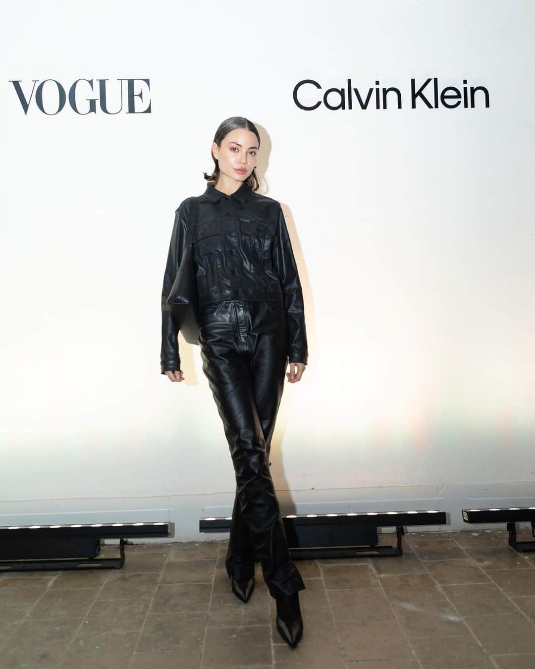 Vogue Españaさんのインスタグラム写真 - (Vogue EspañaInstagram)「Ayer @calvinklein presentó, de la mano de Vogue España, su colección otoño-invierno 2023, con una masterclass en la que participaron @gemsgm y @martaortizp con @ineslorenzo, Head of Content de esta cabecera, como moderadora. Una cita en la que el ambiente respiraba la esencia de la firma; desde los diseños atemporales que cubrían los maniquíes a los looks minimal y en tendencia de los invitados, pasando por el sofisticado cóctel propio del mejor club de la Gran Manzana. Todo ello bajo el concepto de Calvin Klein Conversations y con un objetivo común: hablar sobre moda, sobre tendencias, y sobre el icónico universo de la marca. ▪️Fotos: @andrea_savall」10月20日 19時09分 - voguespain