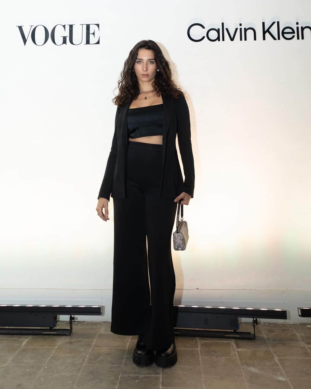Vogue Españaさんのインスタグラム写真 - (Vogue EspañaInstagram)「Ayer @calvinklein presentó, de la mano de Vogue España, su colección otoño-invierno 2023, con una masterclass en la que participaron @gemsgm y @martaortizp con @ineslorenzo, Head of Content de esta cabecera, como moderadora. Una cita en la que el ambiente respiraba la esencia de la firma; desde los diseños atemporales que cubrían los maniquíes a los looks minimal y en tendencia de los invitados, pasando por el sofisticado cóctel propio del mejor club de la Gran Manzana. Todo ello bajo el concepto de Calvin Klein Conversations y con un objetivo común: hablar sobre moda, sobre tendencias, y sobre el icónico universo de la marca. ▪️Fotos: @andrea_savall」10月20日 19時09分 - voguespain