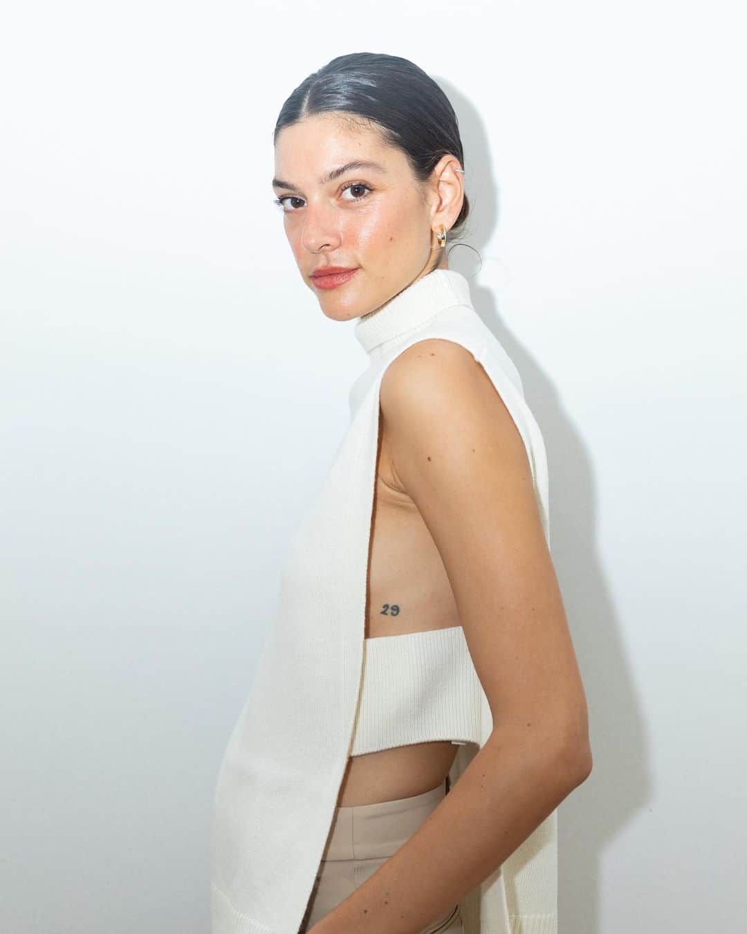 Vogue Españaのインスタグラム：「Ayer @calvinklein presentó, de la mano de Vogue España, su colección otoño-invierno 2023, con una masterclass en la que participaron @gemsgm y @martaortizp con @ineslorenzo, Head of Content de esta cabecera, como moderadora. Una cita en la que el ambiente respiraba la esencia de la firma; desde los diseños atemporales que cubrían los maniquíes a los looks minimal y en tendencia de los invitados, pasando por el sofisticado cóctel propio del mejor club de la Gran Manzana. Todo ello bajo el concepto de Calvin Klein Conversations y con un objetivo común: hablar sobre moda, sobre tendencias, y sobre el icónico universo de la marca. ▪️Fotos: @andrea_savall」
