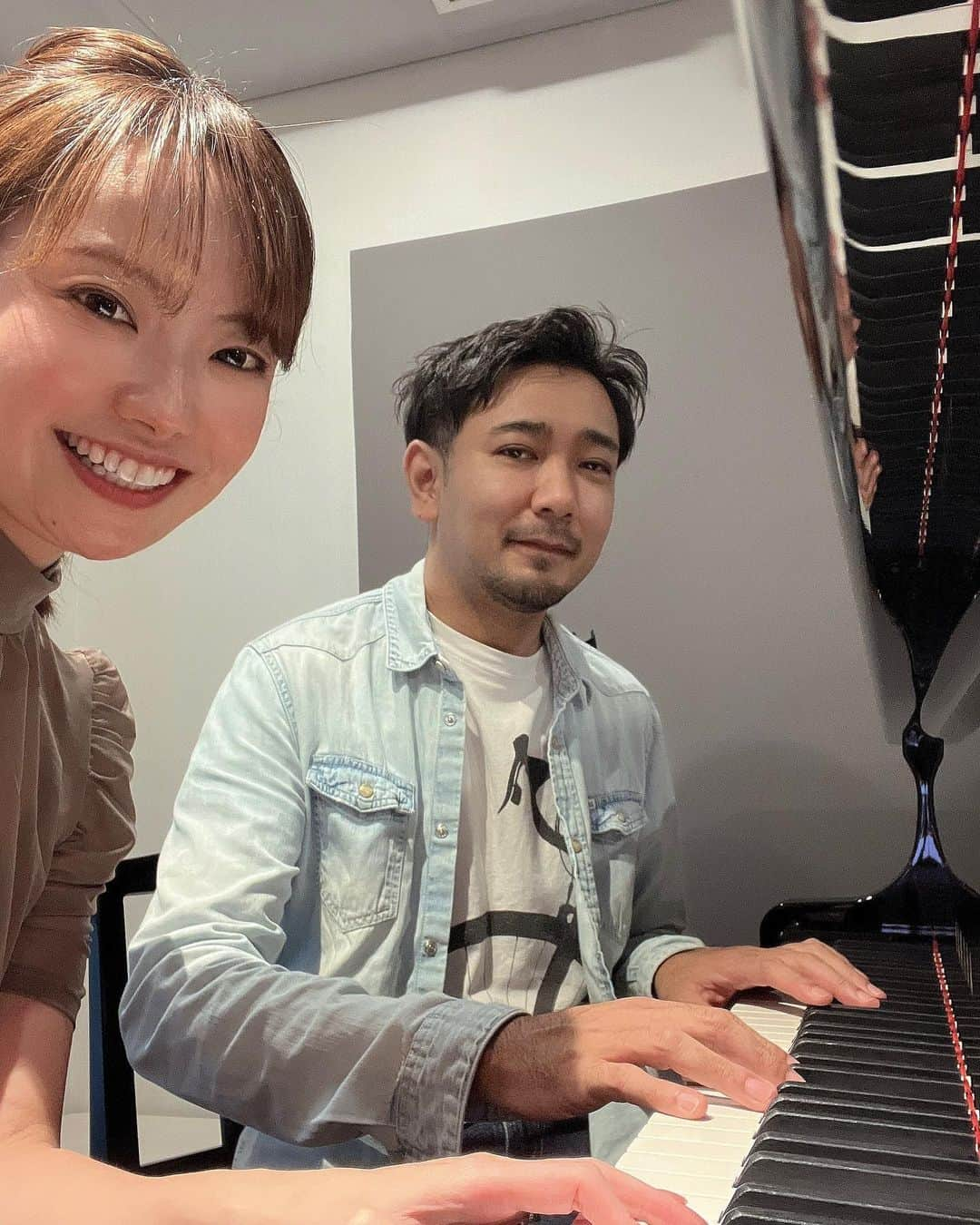 SHUUBIのインスタグラム：「#松本圭司 さんと　 @keiji_matsumoto_piano  リハーサル🎹🎤　 久々に自分のLiveで 圭司さんとご一緒できて嬉しいです。 「もう30年のお付き合いになったね」感慨深いす。当時、私は高校生、圭司さん20歳。 今も、一緒に音楽（仕事）させてもらえる。 はぁ、積もる話。こうして思うこと。 善きも悪きも全部音楽にしてお届けできますように☺️ 久々の連弾楽しい〜🎹🎹🎵🎵  Liveですか！？とTwitter X から質問がありました。 今月末に大阪の私立高校で講演会をさせていただくことになっています。そのLiveリハーサルでした。 全校生徒の皆様を前に、何を話せばいいのやら。 歌うことくらいしか取り柄がないからなぁ。 何を話そうかな。緊張するなぁ。。 嘘なく、素直に思うこと、感じたこと。話したい。  そうな風に考えています。(^^)  頑張ろう！！！ よろしくお願いします！！！  #shuubi #シンガーソングライター #弾き語り #松本圭司 #ピアノ #連弾 #連弾ピアノ #楽しみ #講演会 #講演会講師 #music #musician #piano #singer #singers #songwriter」