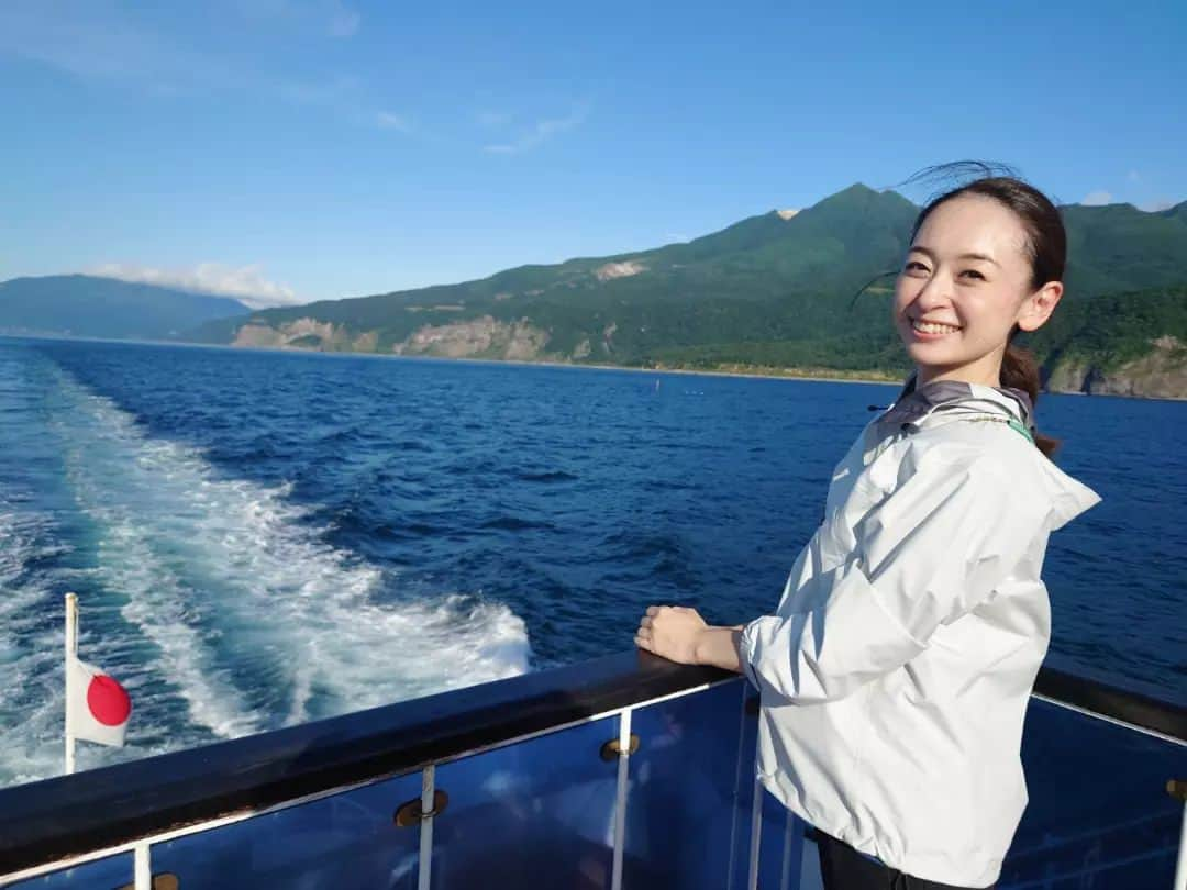 瞳ゆゆのインスタグラム：「夏の思い出🍉 知床旅行✈️  熊🐻を見るツアーを予約していたのですが、波が高いとのことで船が出ず😣  急遽、違うツアーを予約したけど、こちらも楽しかった～  ツアー前に、人気の、ウトロ漁協婦人部食堂で山盛りイクラ丼を。 食材がなくなると閉めてしまうので、時間には余裕をもったほうが🙆  #知床 #知床旅行 #知床観光 #羅臼 #ウトロ #ウトロ漁協婦人部食堂 #知床クルーズ #知床半島 #北海道旅行 #宝塚og」