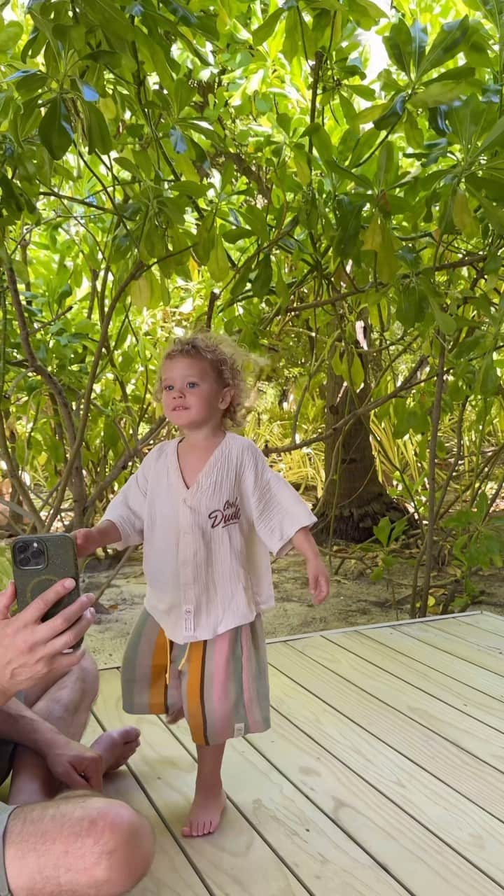 のインスタグラム：「This wonderful island @joalimaldives reveals new talents for Sashulya 😄 what’s next? Этот чудесный остров 🏝️ открывает новые таланты у Сашули. Как вам свежеиспеченный танцор?」