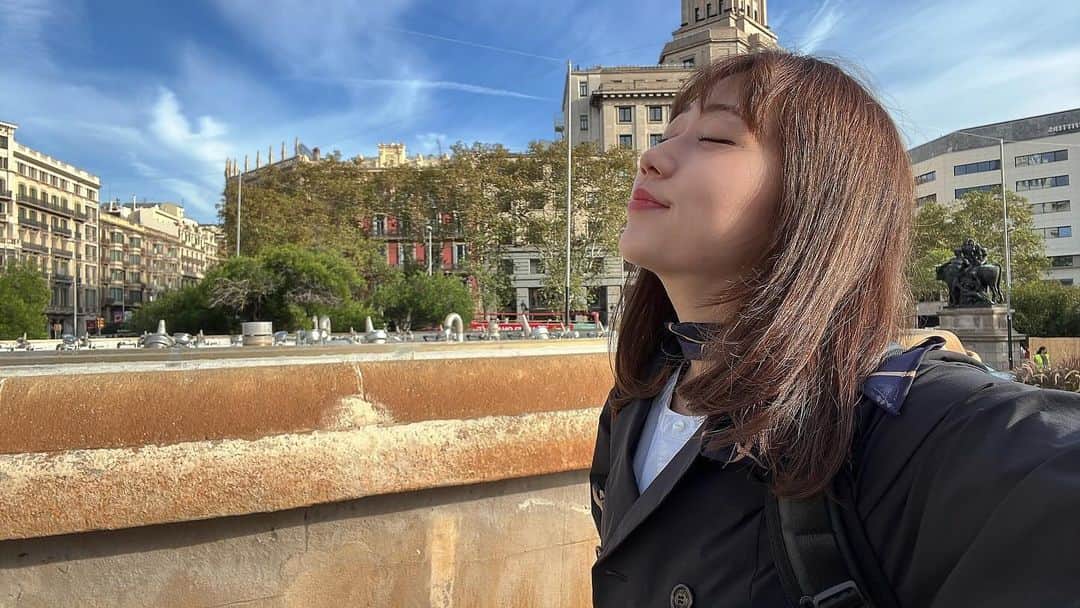 華音のインスタグラム：「みんな～！こないだから募集をかけていた『TOEFL Speakingチャレンジ動画コンテスト』の結果発表が出たよ〜！参加をして頂いた方達、ありがとうございました！  テーマは、行ってみたい憧れの場所を英語で1分スピーチをするコンテスト。  選ぶのが難しくてもう一人の審査員まゆちゃんと頭を抱えてどうする！？と最後の最後まで悩みまくりました。笑  しかしほんと、皆表現豊か！十人十色！ テーマは同じでも全然違う個性的＆クリエイティブな動画になってて私自身凄く胸アツで元気と勇気を貰いました！  今回、受賞されなかった方もされた方も、今回のコンテストにチャレンジしたことで、考えたり、夢へのモチベが上がったり、他の人の作品を見てこんなアイデアがあったのかと刺激になったり......色々発見があったのではないかなと思います。  んでもってこれは挑戦する者にしか得られない貴重な経験。いつか絶対この経験が役に立つ日がくる！ だからこれに限らずこれからも色んなことに挑戦してほしいです！  そして今回、受賞者をスタジオに招いて対談、そしてユニークな作品の紹介をするよ！ (しかも私のチャンネルでプレミアム公開される！w)  もし今、英語のモチベが落ちてる、今刺激が足りない、感動が足りない等々思ってる人は是非観においで！！！  TOEFLの日(10/26)にプレミアム公開されるよ！ お楽しみに〜☺️✨   #toefl  #コンテスト  @toefl_japan」