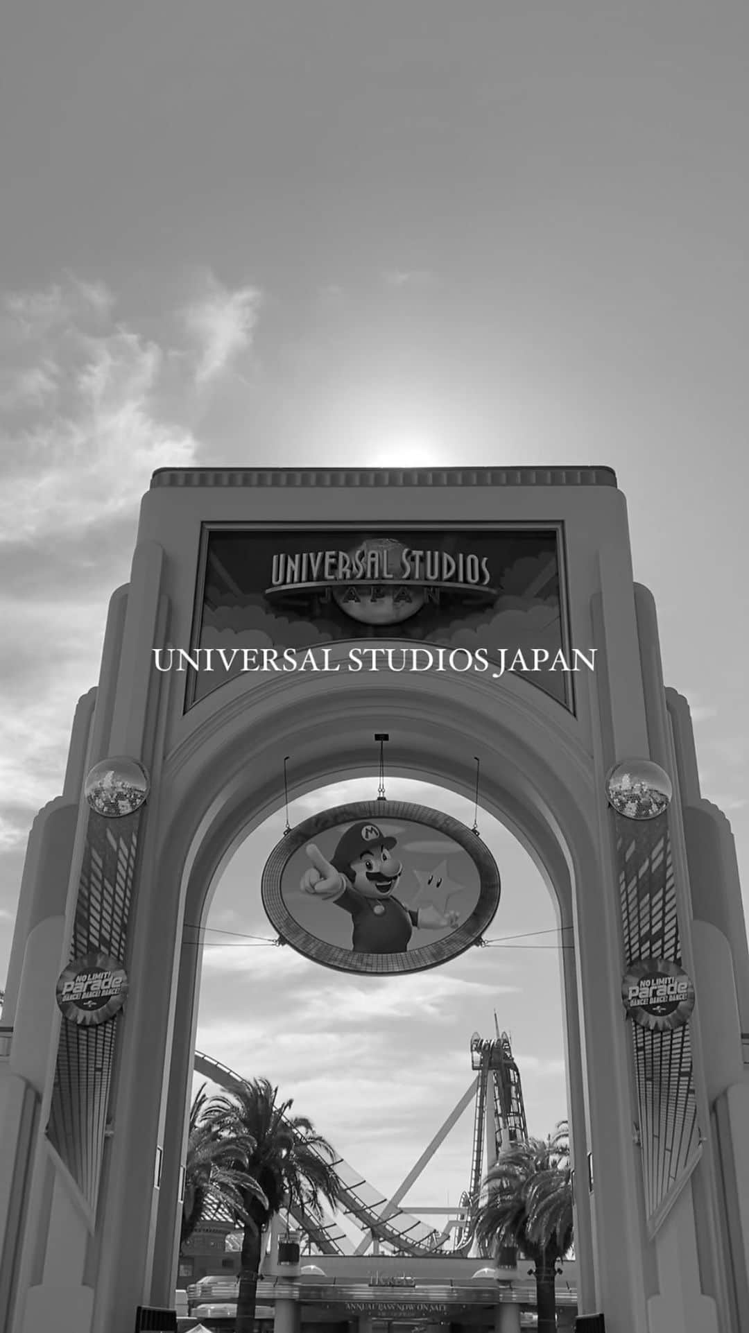 石川マリーのインスタグラム：「いつかのUSJ🎶  真之介 🆚 DJ M$K のゲーム対決が楽しかった😆  なんだかんだで毎年ホラーナイトの時に USJに行ってる気がするんだけど… ホラーナイト本当に本当にきらいなの🥲 たぶんUSJの中で1番ビビってる自信ある🥲笑 ． ． ． ． ． ． ． #USJ #ユニバ #ユニバーサル #ユニバーサルスタジオジャパン #ママ #ママライフ #女の子ママ #大阪ママ #大阪 #universalstudios #universalstudiosjapan #osaka #osakajapan」