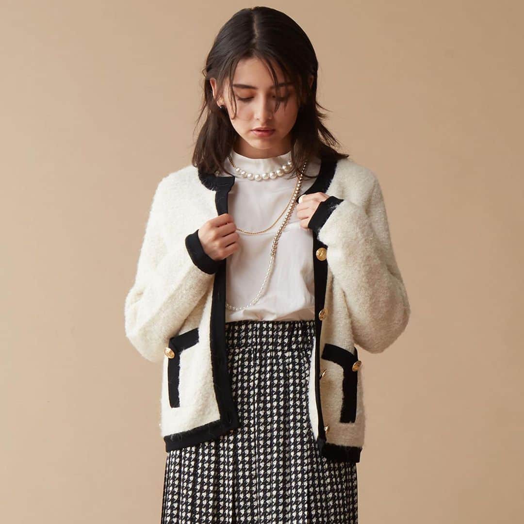 のインスタグラム：「"A KNIT"  10月下旬、気温もグッと下がりいよいよ秋冬らしい気候になってきました🍂  気温が下がると欲しくなるのがニットアイテム。 1枚で着られるものから、羽織に使えるアイテムまで豊富なラインナップをご用意。  本格的なアウターではなくニット1枚でも過ごせるこの季節に、 上質で着心地の良いTIARAのふわふわニットがおすすめです。  店頭・オンラインにてフルラインナップをcheck!!」