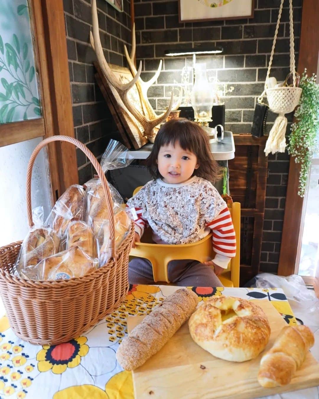 芳美リンのインスタグラム：「美味しいお取り寄せパン♡  自家培養天然酵母の、 ハード系のパンの詰め合わせ(*^^*) 色々あってどれから食べる悩んじゃうね♪  私のイチオシは、 いぶりがっことクリームチーズ 👏 ハマります♪  卵や牛乳不使用の物もあり、 アレルギーの方も安心ですね。  PR @yoshihitosuzumura #地球屋パン工房 #通販パン #パン通販 #生食パン #自家製バター #無添加パン#おうちキャンプ」