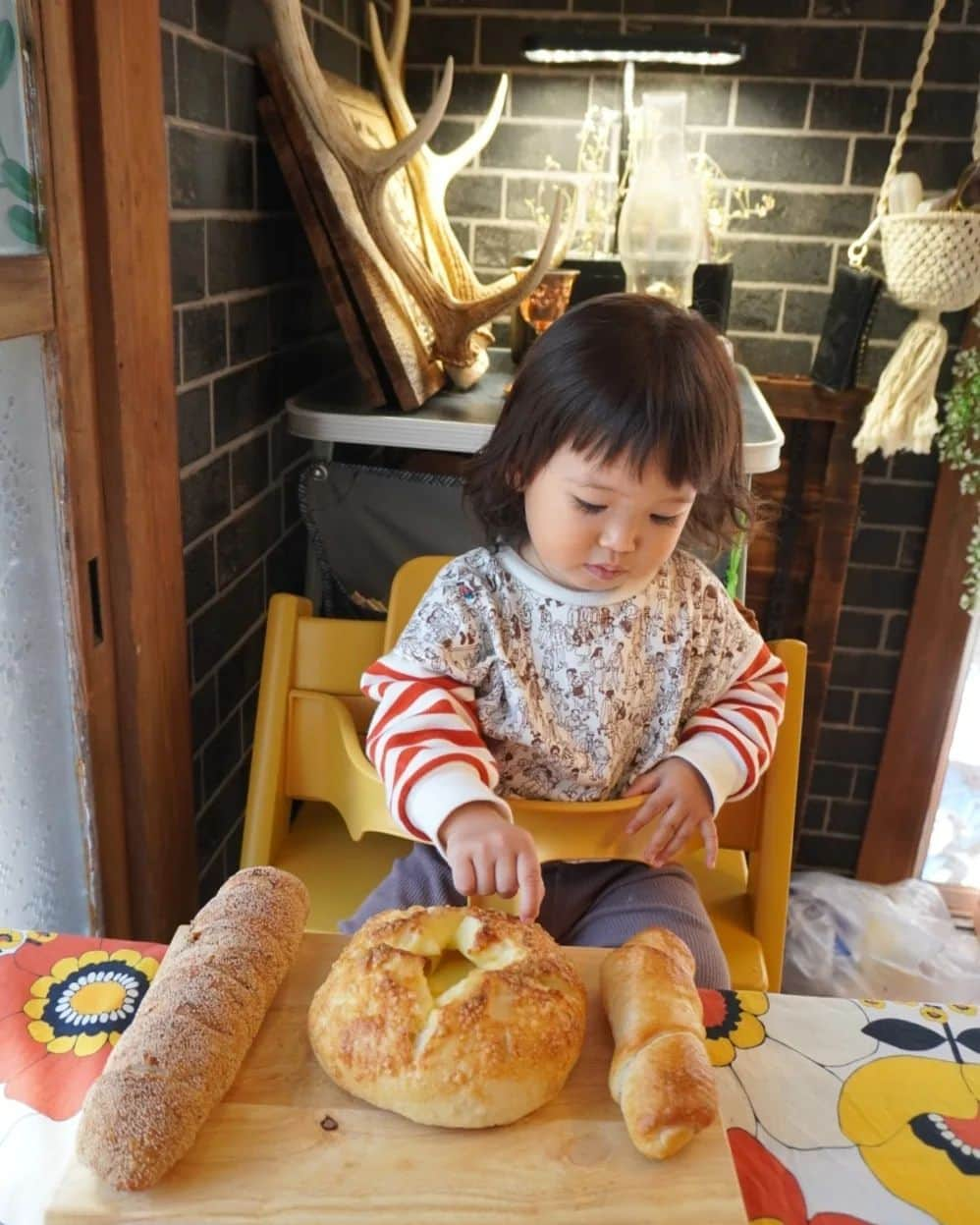 芳美リンさんのインスタグラム写真 - (芳美リンInstagram)「美味しいお取り寄せパン♡  自家培養天然酵母の、 ハード系のパンの詰め合わせ(*^^*) 色々あってどれから食べる悩んじゃうね♪  私のイチオシは、 いぶりがっことクリームチーズ 👏 ハマります♪  卵や牛乳不使用の物もあり、 アレルギーの方も安心ですね。  PR @yoshihitosuzumura #地球屋パン工房 #通販パン #パン通販 #生食パン #自家製バター #無添加パン#おうちキャンプ」10月20日 19時18分 - lynn.lynn5