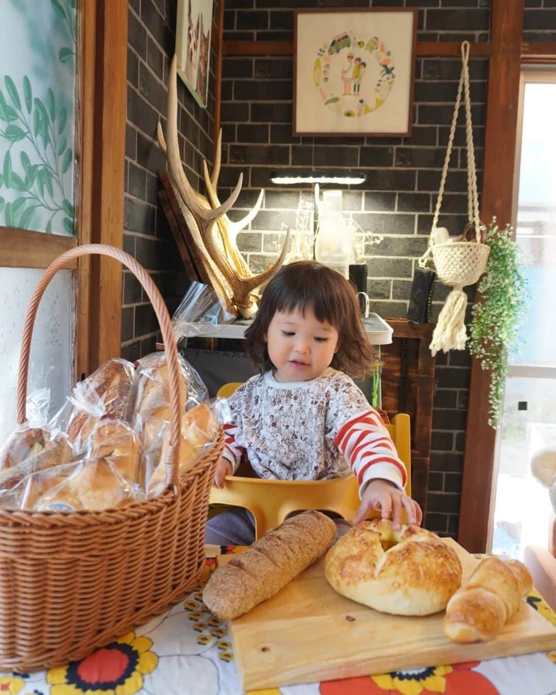 芳美リンさんのインスタグラム写真 - (芳美リンInstagram)「美味しいお取り寄せパン♡  自家培養天然酵母の、 ハード系のパンの詰め合わせ(*^^*) 色々あってどれから食べる悩んじゃうね♪  私のイチオシは、 いぶりがっことクリームチーズ 👏 ハマります♪  卵や牛乳不使用の物もあり、 アレルギーの方も安心ですね。  PR @yoshihitosuzumura #地球屋パン工房 #通販パン #パン通販 #生食パン #自家製バター #無添加パン#おうちキャンプ」10月20日 19時18分 - lynn.lynn5