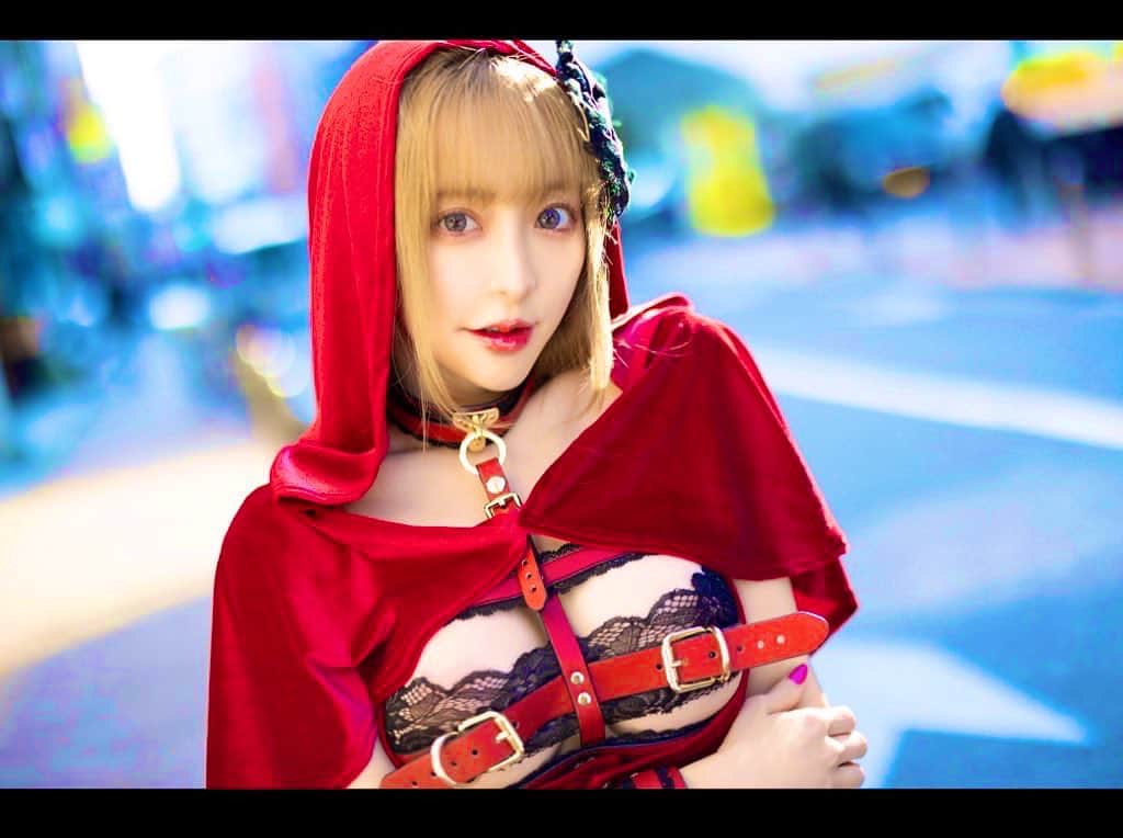 のインスタグラム：「どうしてそんなに大きいの？🐺   #りのずきんちゃん🍎」