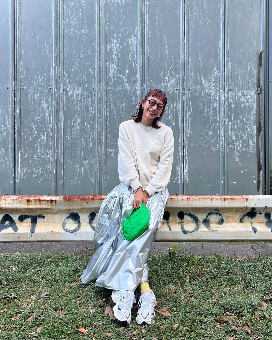 EMILY/BLUEさんのインスタグラム写真 - (EMILY/BLUEInstagram)「お気に入り達を 身につけてはっぴー💚💚  展示会でオーダーしてたものや、 昔から愛用中のものなど♡  しかーーし まだ昼間は暑いなぁー☜代謝良いんです🤣❤️‍🔥💦  #ランチ #ファッション #海のある生活 #海のある暮らし #男の子ママ #女の子ママ #海の見える家 #赤髪 #ミディアムヘア #前髪ぱっつん」10月20日 19時18分 - emilybluejewelry0220