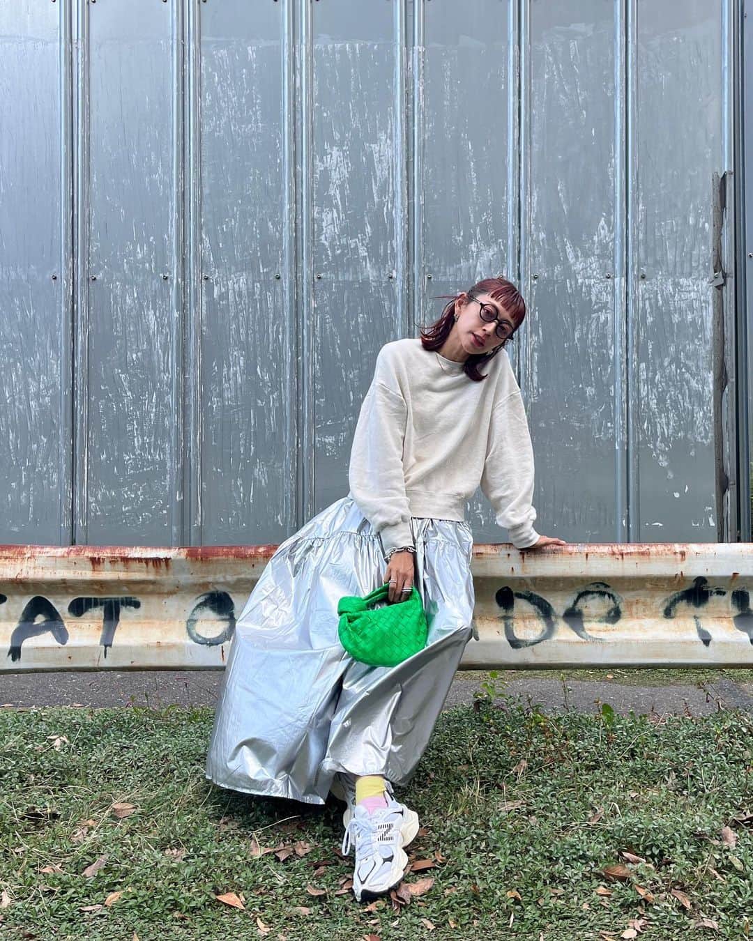 EMILY/BLUEさんのインスタグラム写真 - (EMILY/BLUEInstagram)「お気に入り達を 身につけてはっぴー💚💚  展示会でオーダーしてたものや、 昔から愛用中のものなど♡  しかーーし まだ昼間は暑いなぁー☜代謝良いんです🤣❤️‍🔥💦  #ランチ #ファッション #海のある生活 #海のある暮らし #男の子ママ #女の子ママ #海の見える家 #赤髪 #ミディアムヘア #前髪ぱっつん」10月20日 19時18分 - emilybluejewelry0220