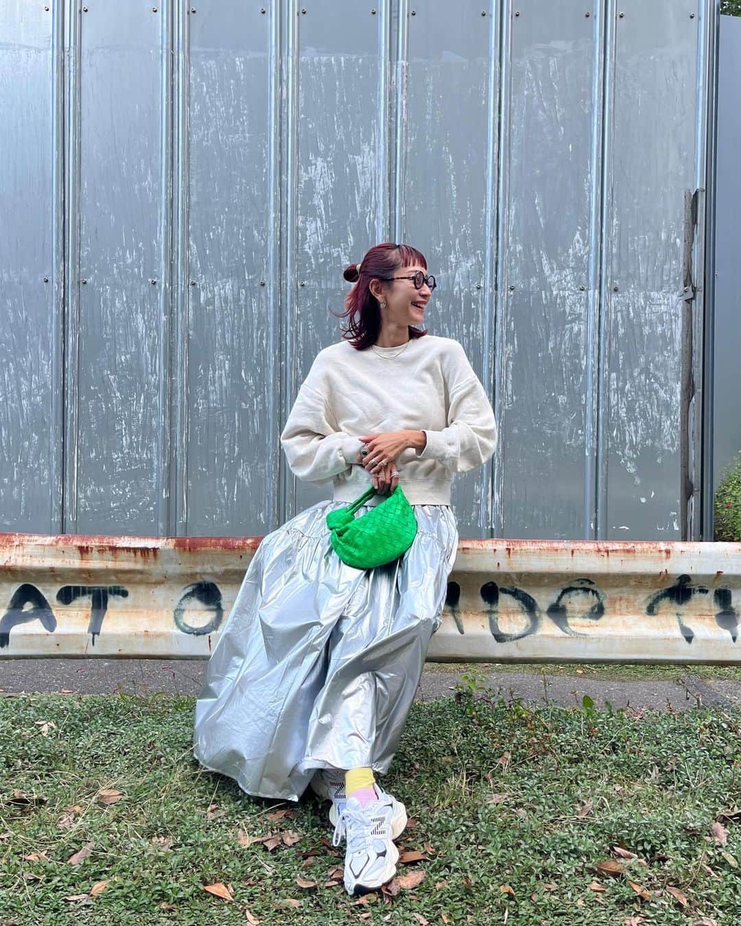 EMILY/BLUEさんのインスタグラム写真 - (EMILY/BLUEInstagram)「お気に入り達を 身につけてはっぴー💚💚  展示会でオーダーしてたものや、 昔から愛用中のものなど♡  しかーーし まだ昼間は暑いなぁー☜代謝良いんです🤣❤️‍🔥💦  #ランチ #ファッション #海のある生活 #海のある暮らし #男の子ママ #女の子ママ #海の見える家 #赤髪 #ミディアムヘア #前髪ぱっつん」10月20日 19時18分 - emilybluejewelry0220