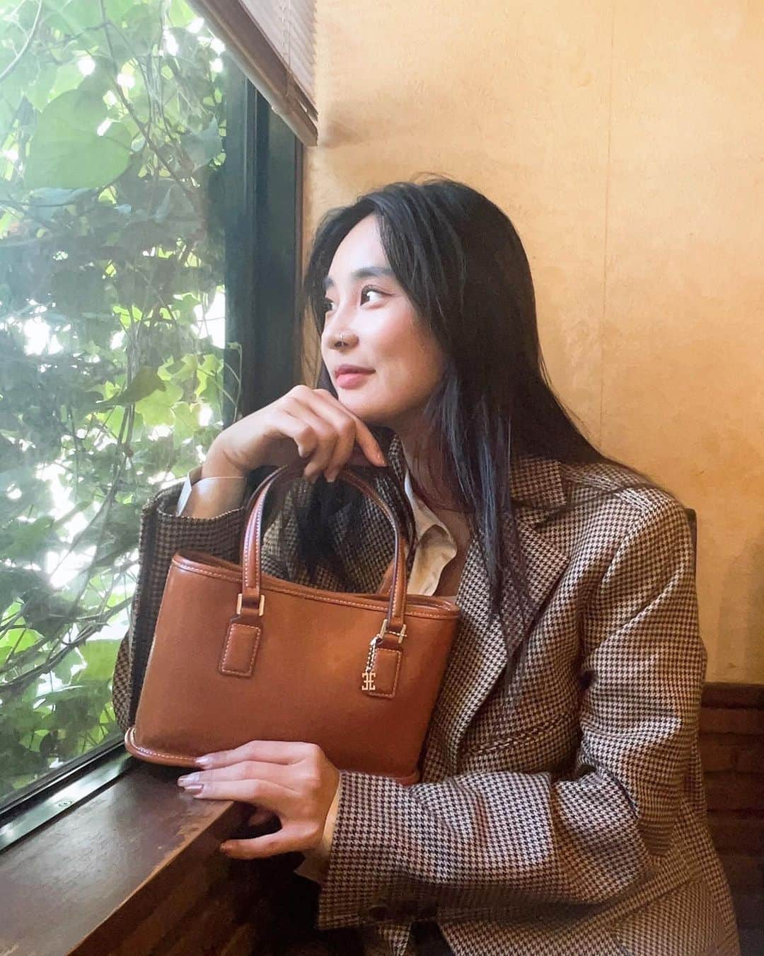 キム・ドユンのインスタグラム：「秋にはやっぱキャメル色にチェックのジャケットやない？🍂  #folnua #newbag #autumnvibes #tokyo」