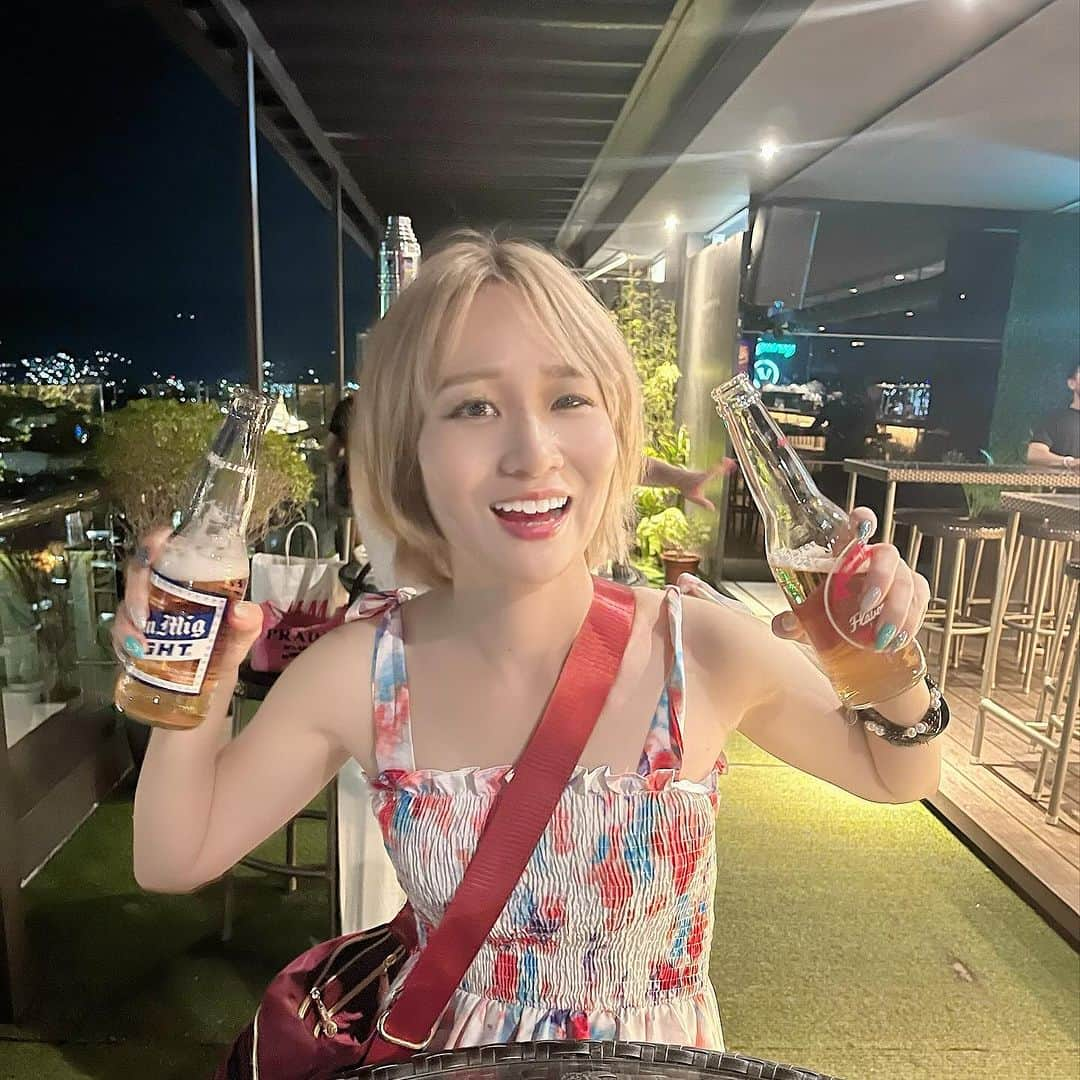 Arisa Nanaseのインスタグラム：「フィリピン🇵🇭のビール、フルーティーなリンゴ味のが美味しかった😍✨ 人生で1番幸せな瞬間が❤️ セブのルーフトップバー　straight up roof top bar🥳✨ ホテルの上で夜景が綺麗で店員さんも気さくで、クラブみたいに音楽もかかってて良かった😍❤️  すっかり服も現地調達して、日本の夜景が綺麗なレストランとかとまた一味違う体験ができたよ☺️  #straightup #セブ　#ルーフトップバー　#フィリピン　#記念」