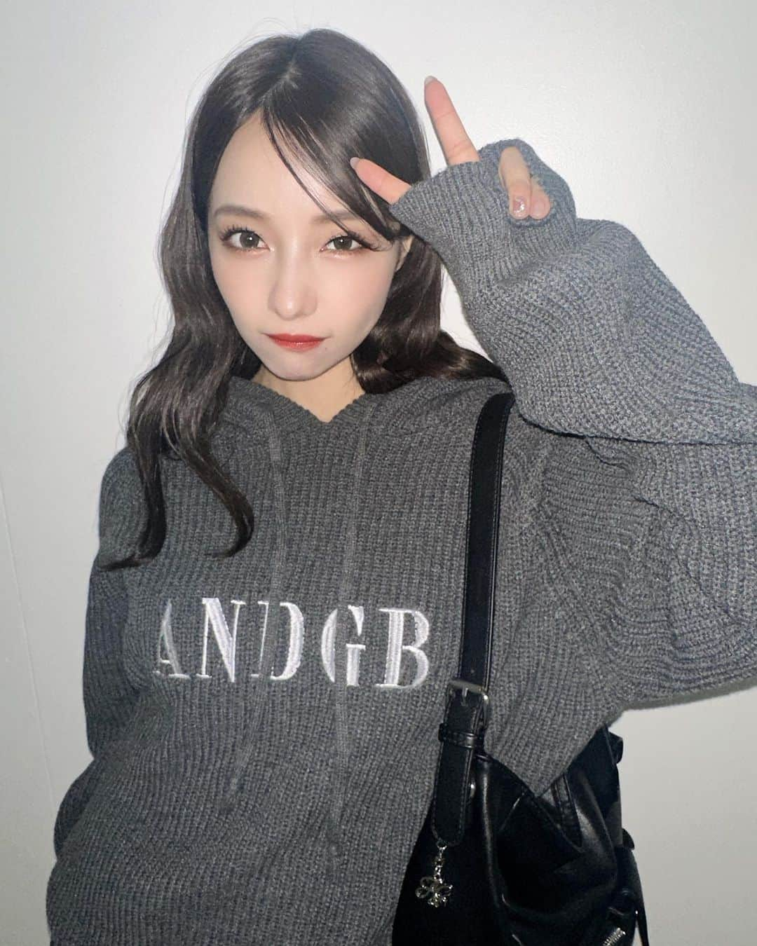 村瀬紗英のインスタグラム：「#dailylook 🖤🩶🖤🩶🖤🩶  🦥 Knit▷11/10  @andgeebee_official」