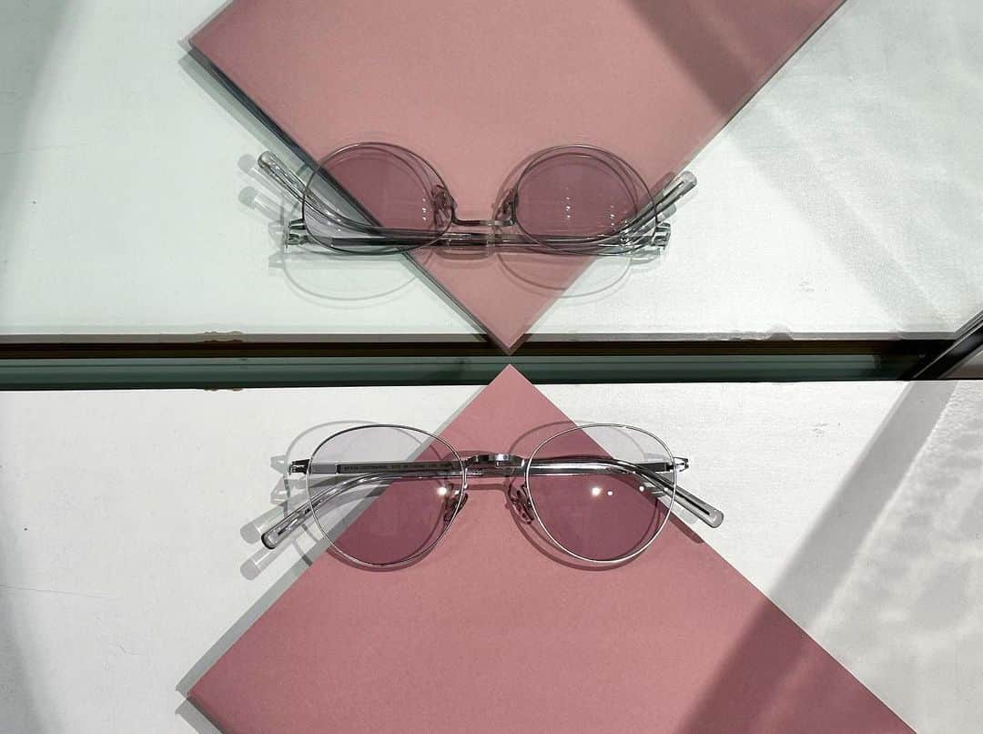 のインスタグラム：「【LESSRIM Collection"EITO Shiny Silver"】  MYKITA Shop Tokyo、Osakaでのみ販売している、限定カラーモデルの"EITO Shiny Silver" 。 シンプルなボストンシェイプのEITOに、屋内でも邪魔にならない濃度のオリジナルカラーGloomy Grayのレンズカラーを合わせました。 是非店頭にてご覧くださいませ。  LESSRIM Collection EITO Shiny Silver  The limited color model "EITO Shiny Silver" is only available at MYKITA Shop Tokyo and Osaka. The model is available only at MYKITA Shop Tokyo and Osaka. The simple Boston shape of EITO is matched with the original lens color of Gloomy Gray, which has a density that is not obtrusive even indoors. Please take a look at it in the store. _____ #mykita  #mykitalessrim  #sunglasses  #sunglassesfashion  #サングラス #マイキータ」