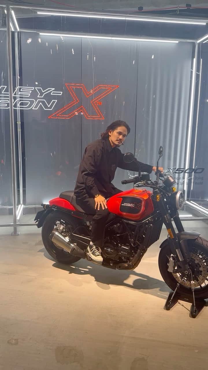 宮城大樹のインスタグラム：「ハーレーダビッドソンの新車Xシリーズが発売されるという事で発表会に行かせて頂きました。  ハーレー史上初！の中型免許でも乗れるハーレー、Xシリーズ（ X350™ /  X500™ ）のデビューイベントでした。  価格も手入れやすく、ハーレーの思いが詰め込まれた新車でした。  イベントは、 10/29(日)まで開催されていますのでぜひ皆さんも新車を見に行ってみてください。  【HARLEY-DAVIDSON  X PARTY】 ～ X300™ X500™ 2 Model Debut Event ～  場所:ヨドバシJ6ビル ※旧Jing原宿 住所: 〒150-0001東京都渋谷区神宮前6-35-6  #HarleyDavidson #ハーレーダビッドソン #UnitedWeRide #X350 #X500  @harleydavidsonjapan」