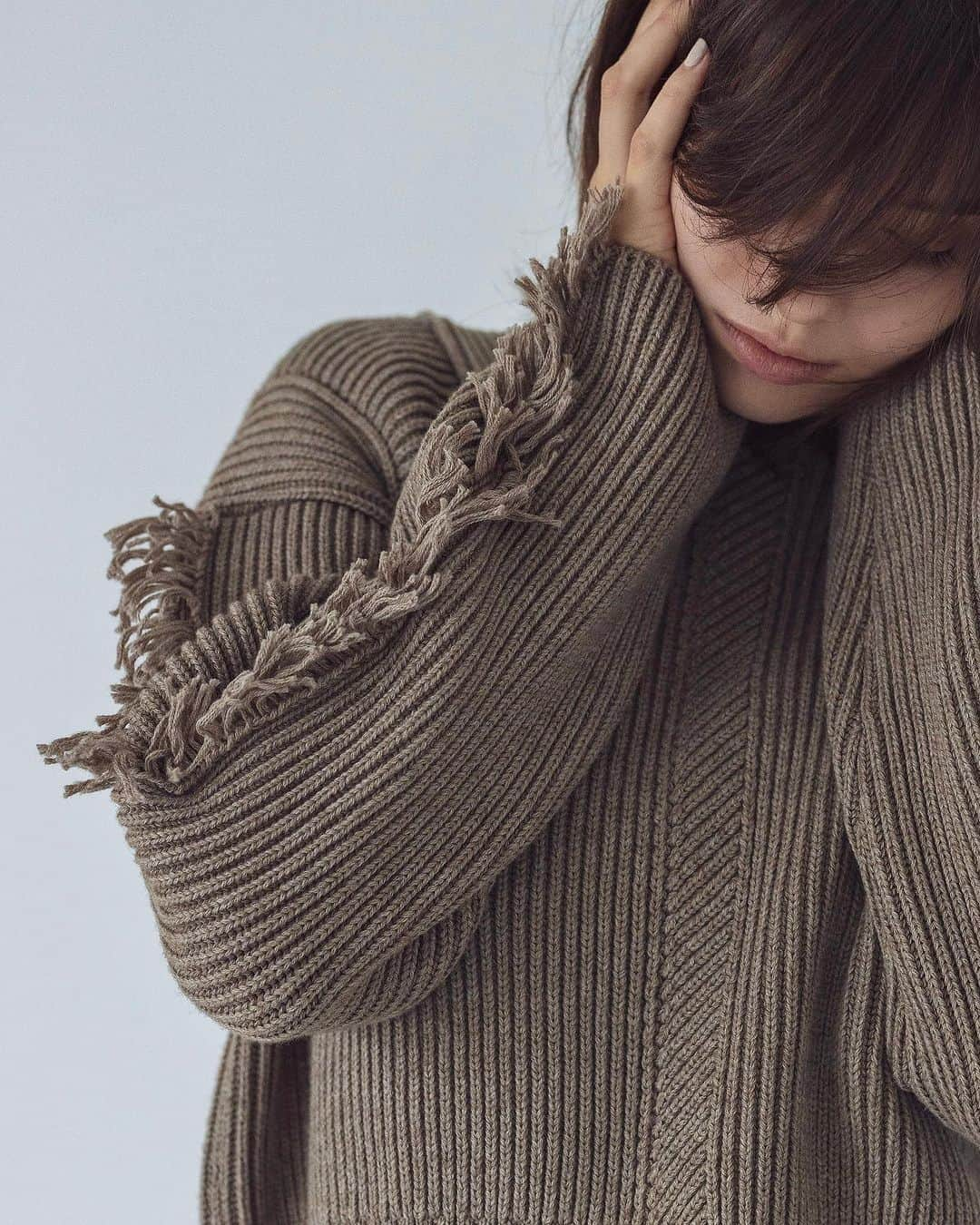 DRESSLAVEのインスタグラム：「. DRESSLAVE KNIT COLLECTION  これからのシーズンに欠かせない 身に纏いたくなるニット🧶  10月12日(木)展開のアイテムをご紹介。  ☑︎ c/w square neck fringe sleeve pull Color : black / brown Price : ¥22,000 intax  クリアに出た編地がポイントのざっくりとした雰囲気のローゲージニット。 重く見えないすっきりとしたショート丈、コンパクトなスクエアネックでシャープな印象。 袖山に短いフリンジを施しさりげないアクセントに。  プロフィールハイライトのKNIT🧶より特集ぺージをご覧いただけます☺︎  プロフィールはこちらから ▷  @dresslaveofficial   _______________________________  【SHOP INFORMATION】  KNIT COLLECTION 📌10月12日(木) 〜 10月22日(日)  上記期間中、DRESSLAVE全店舗にて対象ニットをご購入で 通常ポイントに加え5%分のポイントを還元させていただきます。  ぜひお気に入りの一着を見つけて下さい🧶  #DRESSLAVE #ドレスレイブ  #dresslave_knitcollection #23aw #23autumn #23winter #knit #knitcollection #ニット #ニットコレクション #フリンジ #フリンジニット #デザインニット」