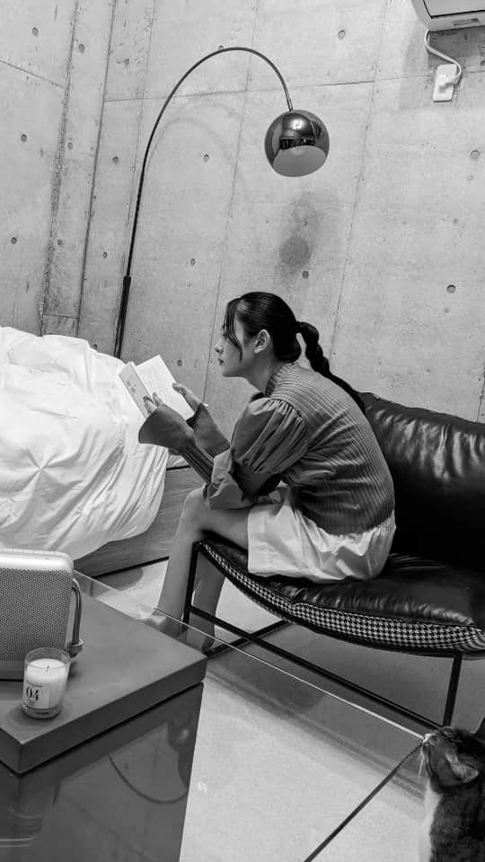 小川琴美のインスタグラム：「家スタイル  カジュアルにもきれいめにも合わせられそうな スリーブのボリュームがたまらないトップス  SORINは1枚でスタイリングのアクセントになる服が多いから見てて楽しい  @sorin__official #sorin #SORINstyle」