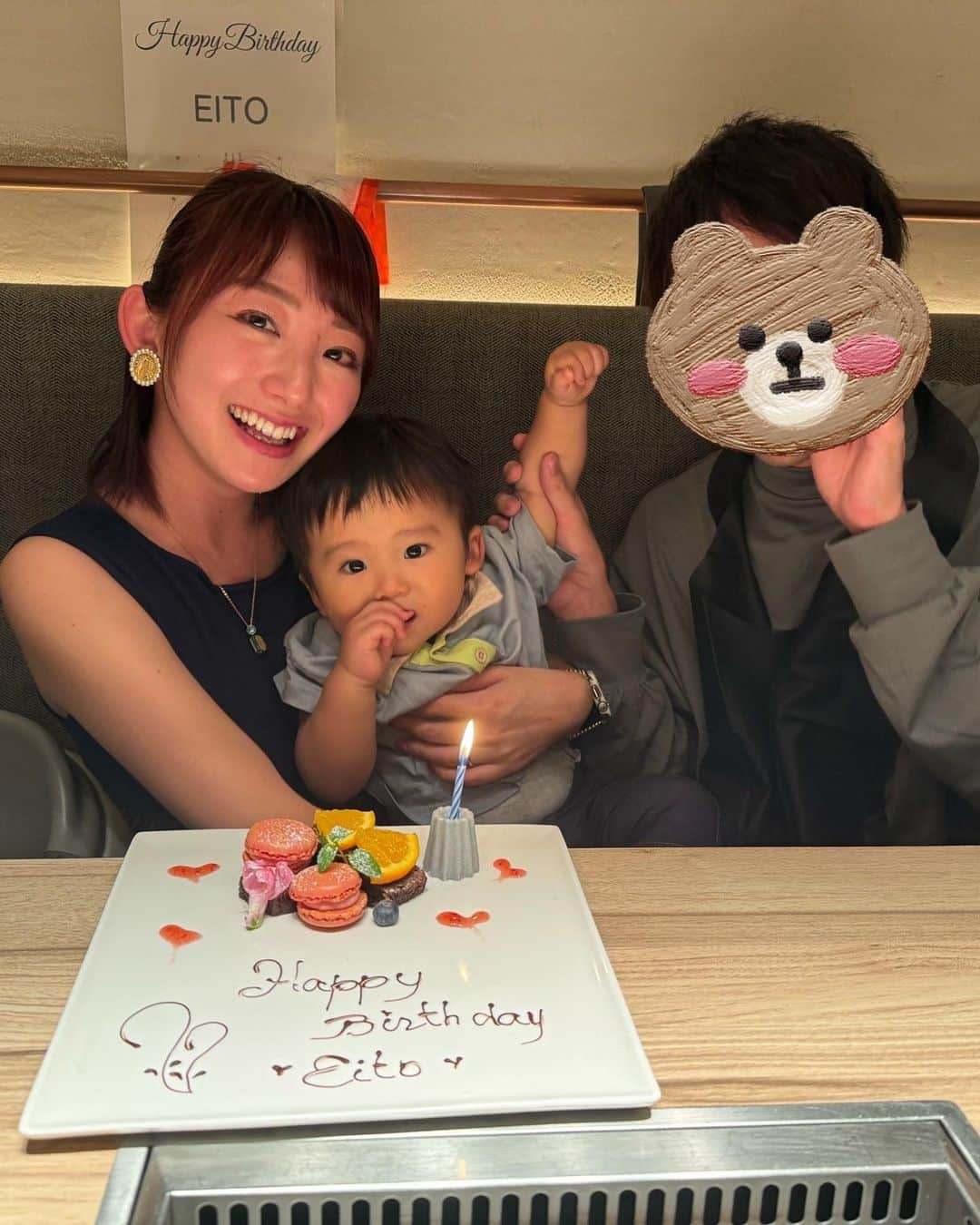 尻無浜冴美さんのインスタグラム写真 - (尻無浜冴美Instagram)「昨日は8くん1歳の誕生日 うしごろ横浜店(@ushigoro_yakiniku )でお祝いしたよ🥳  食事は10/31まで提供中の“季節の匠コース” 美味しいお肉はもちろんキャビア、トリュフ、松茸も味わえちゃう贅沢コース♪ 「1年間ママ頑張った〜」 と、自分に言い聞かせながら贅沢を噛み締めました😍  特に秋トリュフと極上タンの包み焼き(5枚目) トリュフをタンで挟んで焼くのが絶品すぎた ねぎを挟むのは知ってるけど、トリュフ挟んだの初めて！ 香りがたまらなくて美味しすぎて、お皿に残った肉汁を飲みたかった笑  食事が美味しいのはもちろん、子どもウェルカムな雰囲気で終始居心地がよかった 子ども用のバンボ、お皿にエプロンも用意しておいてくれて離乳食が洋服に着いた時も 「シミ取り持ってきましょうか？」 と声かけてくれて離乳食のゴミもこまめに下げてくれて😢 お肉も全て焼いてくれるので子どもに付きっきりでもお肉を堪能できて子連れでもしっかり焼肉を楽しめたよ おかげさまで最高の誕生日になりました💖 8くん1歳おめでとう🎂🎉  #PR #うしごろ横浜 #焼肉うしごろ横浜 #横浜焼肉 #横浜ランチ #横浜記念日  #新米ママ #1歳 #1歳バースデー #1歳男の子 #ファーストバースデー #誕生日プレート」10月20日 19時22分 - saemi_shinahama