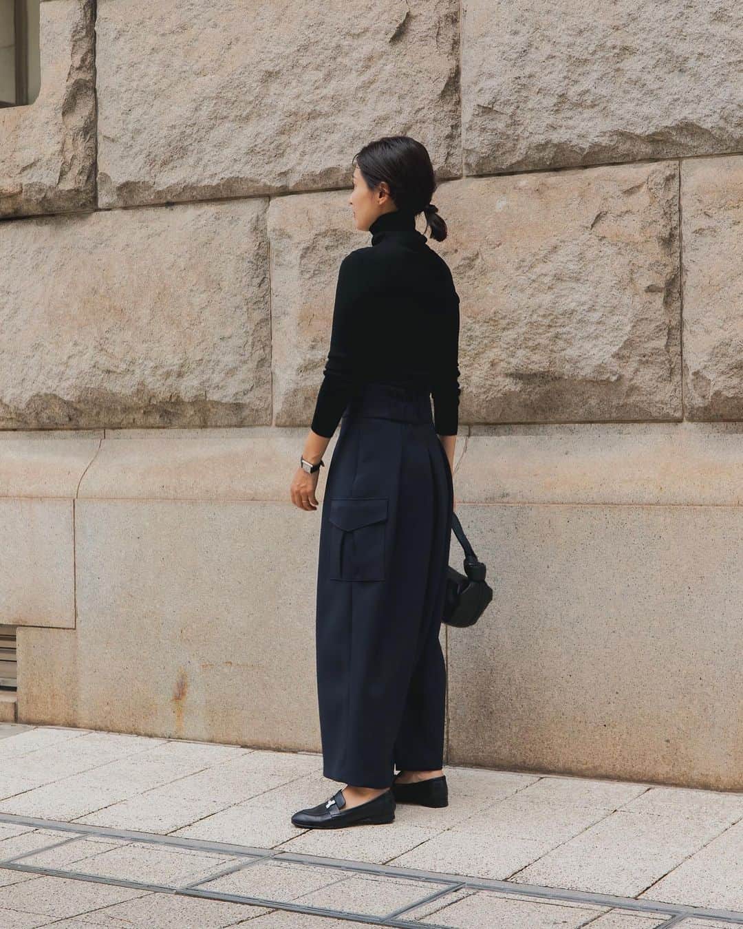 Hiromi Ｍaedaのインスタグラム：「【お知らせ】  イージーコクーンスカートをお待ちいただいていた皆様、大変お待たせ致しました🙏  10/22(日)21:00〜 イージーコクーンスカートの再販売をさせていただきます！ (即納商品)  ※ご用意させていただいた数には限りがございますこと予めご了承くださいませ  【販売アイテム】 EASY COCOON SKIRT(イージーコクーンスカート) Navy／Black size S／M ¥19,800 (tax in)  ※発送は、翌５日営業日以内となります。 是非この機会にご検討ください♡  私自身、予備もいるかもってくらい気に入ってるスカートです🤭 (着用カラー/ネイビー)  #frey_jp」