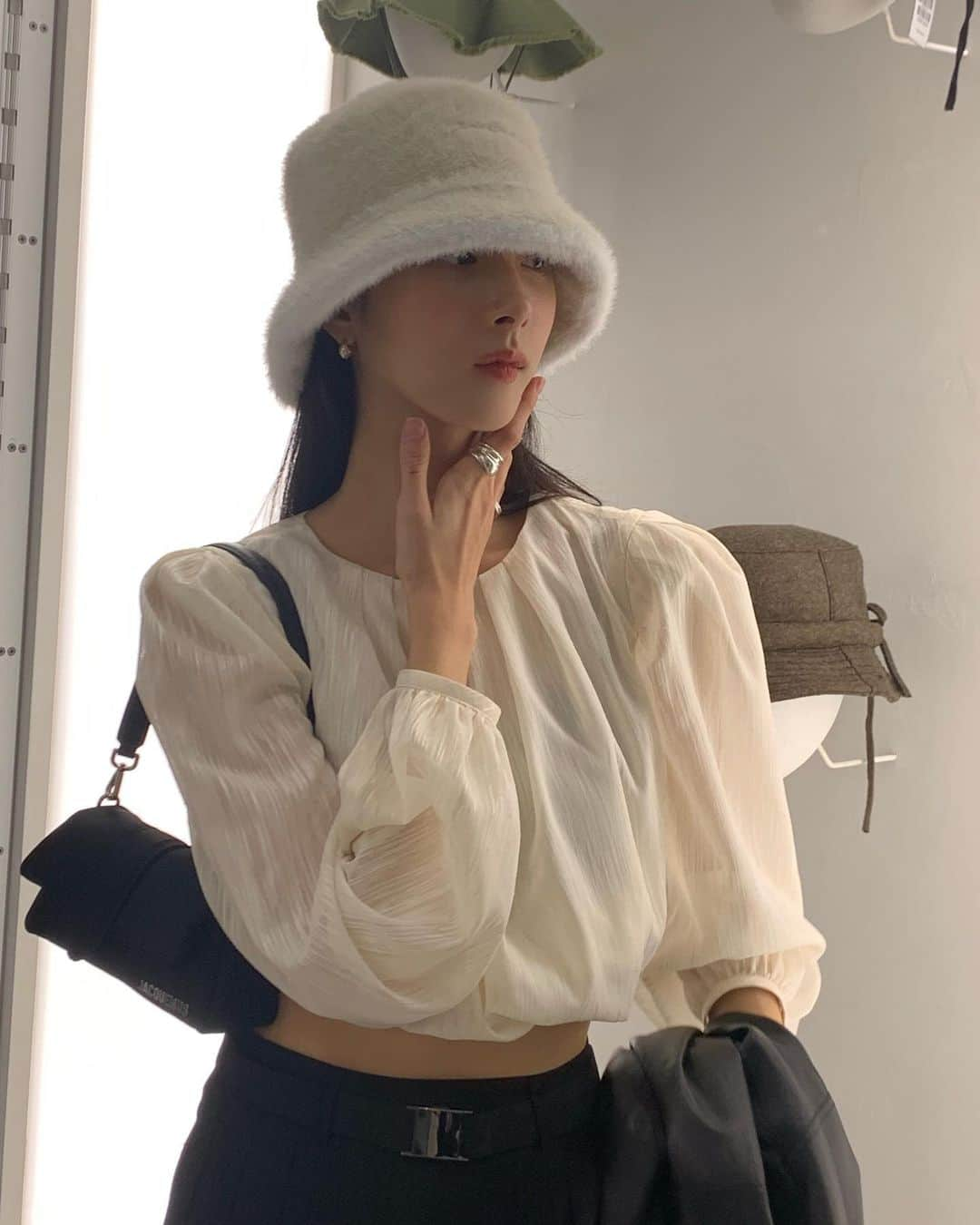 ミナ さんのインスタグラム写真 - (ミナ Instagram)「23FW Le Chouchou @jacquemus 🖤🤍 사진도 10장 못 골라.. 가방도 못 골라.. 다음주에 성수동 한 번 더 가야겠어요💃 무슨 색이 제일 잘 어울리나요♥  #jacquemus #lecafefleur #자크뮈스성수」10月20日 19時25分 - blossomh_