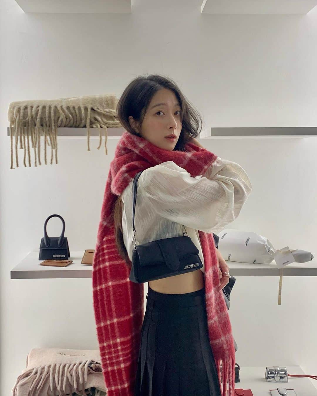 ミナ さんのインスタグラム写真 - (ミナ Instagram)「23FW Le Chouchou @jacquemus 🖤🤍 사진도 10장 못 골라.. 가방도 못 골라.. 다음주에 성수동 한 번 더 가야겠어요💃 무슨 색이 제일 잘 어울리나요♥  #jacquemus #lecafefleur #자크뮈스성수」10月20日 19時25分 - blossomh_