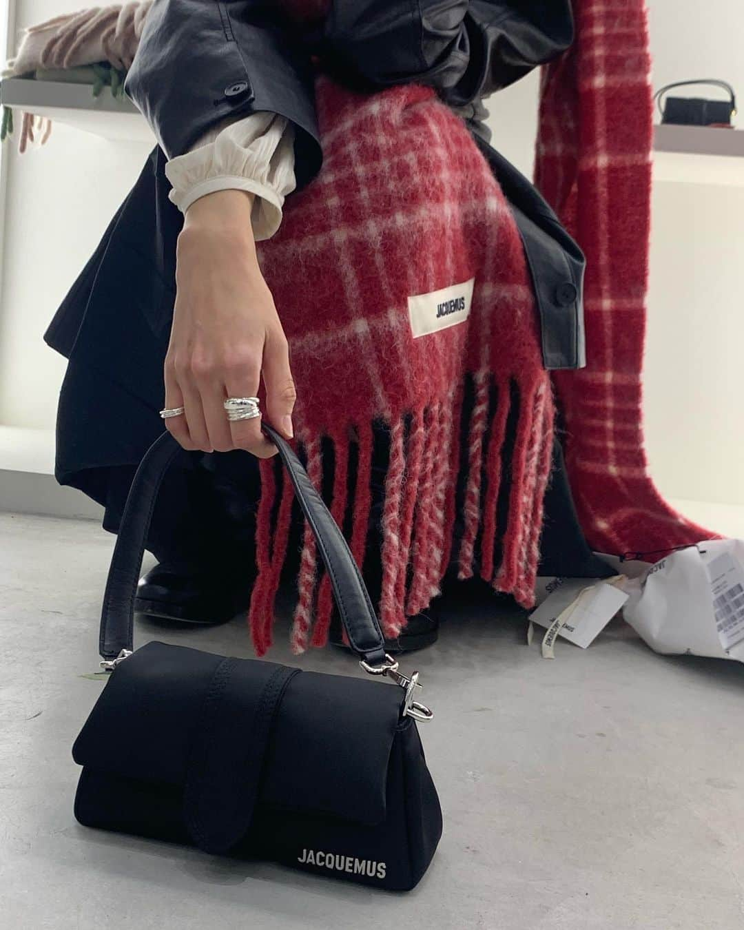 ミナ さんのインスタグラム写真 - (ミナ Instagram)「23FW Le Chouchou @jacquemus 🖤🤍 사진도 10장 못 골라.. 가방도 못 골라.. 다음주에 성수동 한 번 더 가야겠어요💃 무슨 색이 제일 잘 어울리나요♥  #jacquemus #lecafefleur #자크뮈스성수」10月20日 19時25分 - blossomh_