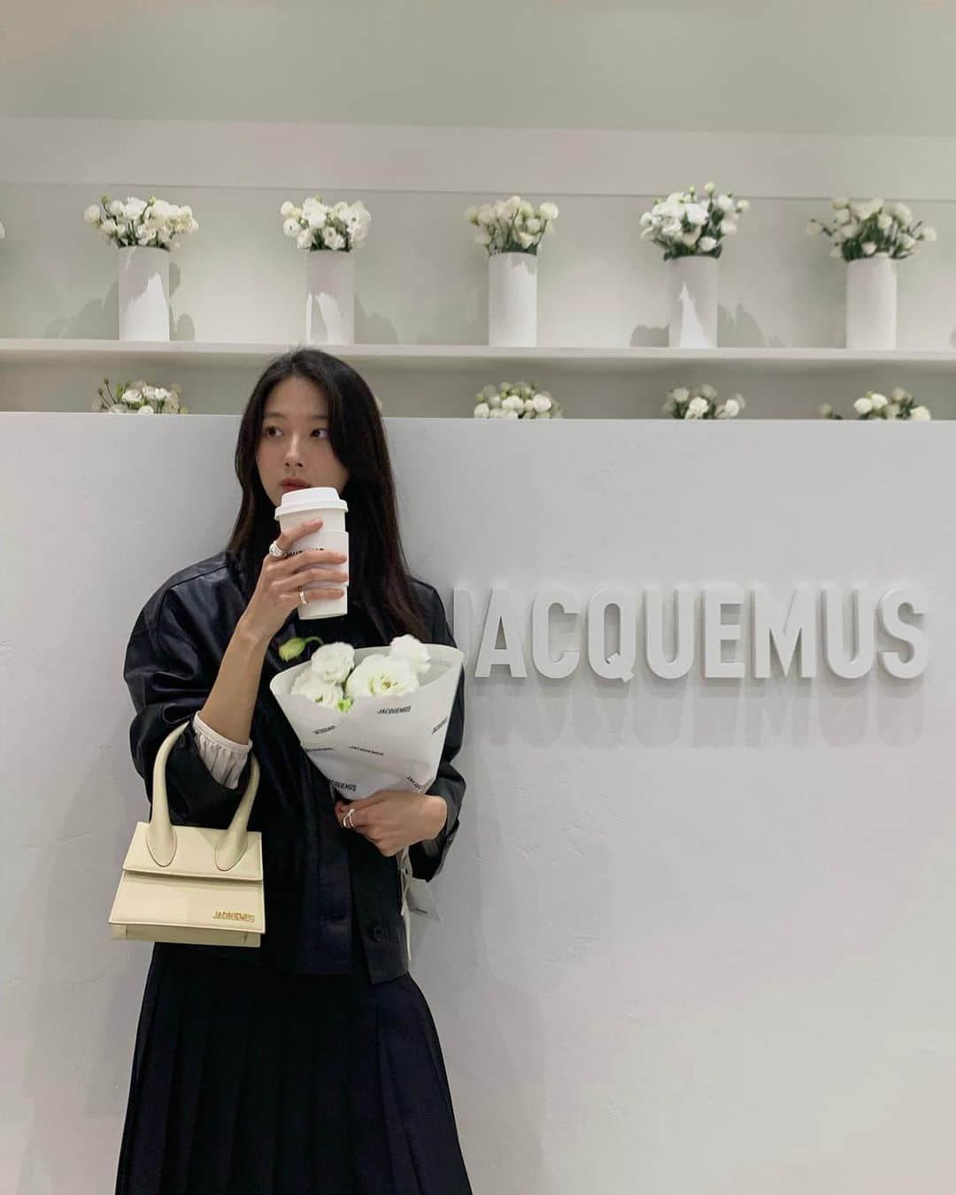 ミナ のインスタグラム：「23FW Le Chouchou @jacquemus 🖤🤍 사진도 10장 못 골라.. 가방도 못 골라.. 다음주에 성수동 한 번 더 가야겠어요💃 무슨 색이 제일 잘 어울리나요♥  #jacquemus #lecafefleur #자크뮈스성수」