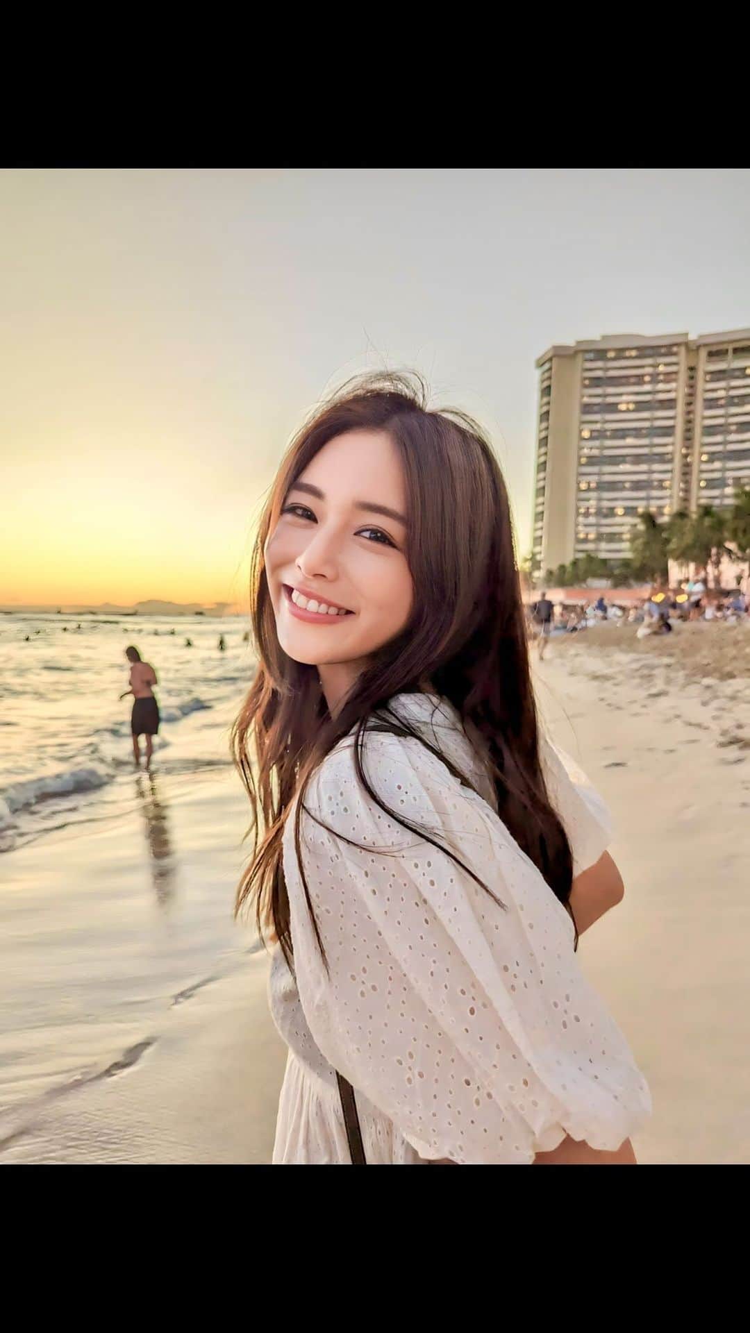のインスタグラム：「ハワイでの夕焼け🌆 本当に綺麗でうっとりする景色だった。 あー海外っていいよね。 またすぐ旅行いきたくなる！！ . dress... @motherdenim . 33歳ももうすぐおわり。今年もあっという間だったなぁ♥ . #hawaii #motherdenim #ハワイ #ハワイ旅行 #waikiki #waikikibeach #sunset #夕焼け #サンセット #海 #リゾート #リゾートコーデ #ハワイ好き #ハワイ観光 #ワイキキ #ワイキキビーチ」