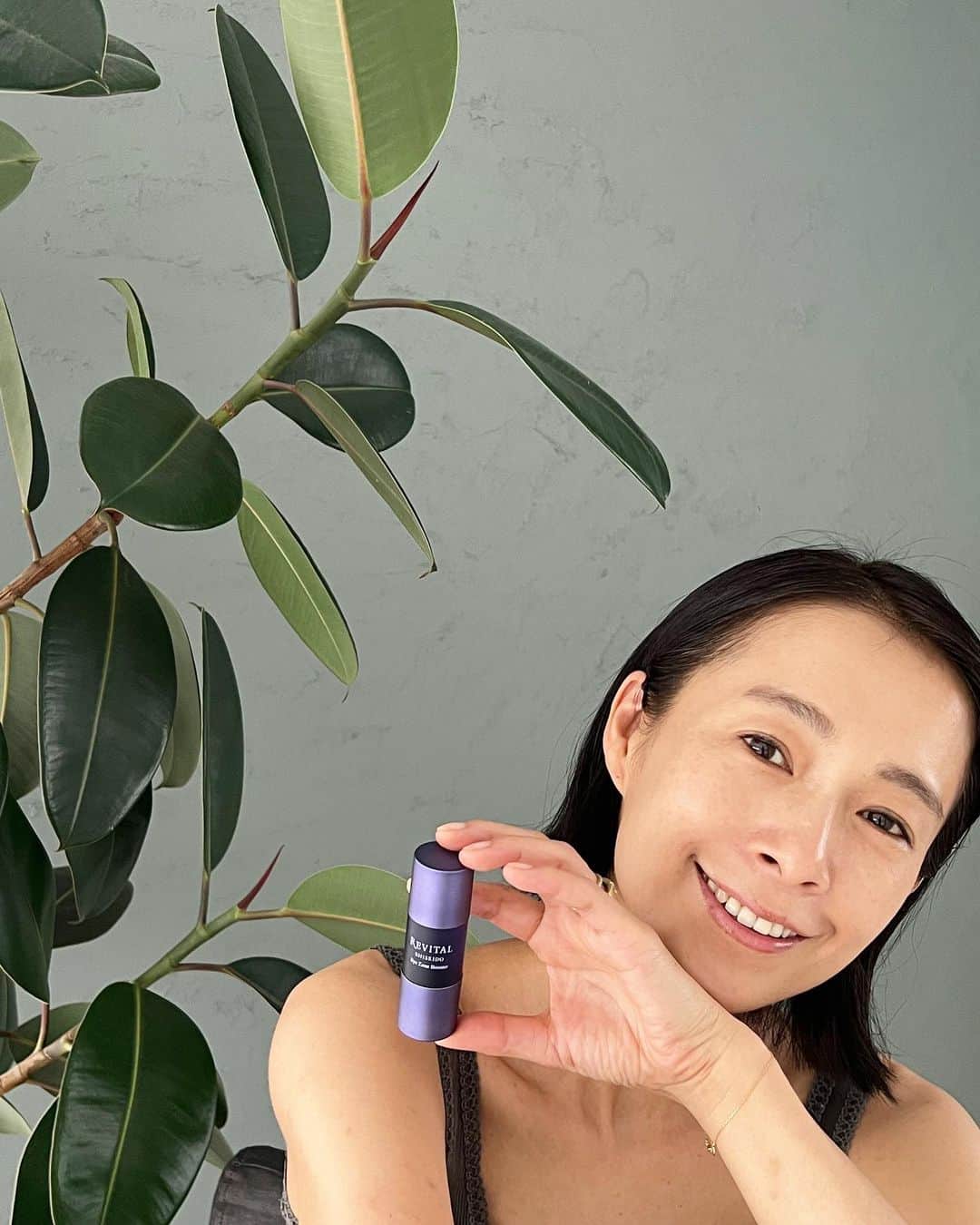 AYUMIのインスタグラム：「リバイタルが「鏡の前の美容皮膚科学」 のコンセプトのもと新生リバイタルになり第一弾として アイゾーンブースターが10月21日に発売です✨  REVITAL  リバイタル アイゾーンブースター @revital_jp  　  化粧水の前に仕込む目元美容液で、注目したいのが ヒアルロン酸研究の先駆者、資生堂が開発した 「コンパクトヒアルロン酸」  分子の大きいヒアルロン酸を約３分の１に折りたたんだ コンパクトヒアルロン酸配合により角質深層まで届きます  先進美容皮膚科学の「角質奥深くに届ける技術」に着目された高機能スキンケア、リバイタル アイゾーンブースターを目周りに仕込んでから化粧水など、いつものスキンケアをすることによりヒアルロン酸が潤いを抱え込んでアイゾーンがふっくら目映え✨  使うタイミングは、夜の洗顔のあと一番最初にブースターとして使います。みずみずしいとろみで伸びが良く目元にスッーっと浸透してサラリとした使い心地♪  目元の皮膚は薄く乾燥しやすいのでケアを しっかりしていきたいです😊  REVITAL  リバイタル アイゾーンブースター 15mL  11,000円（税込）  ※今なら3日間分のサンプリングキャンペーン中です♪  #PR  #REVITAL  #リバイタル #SHISEIDO  #資生堂 #鏡の前の美容皮膚科学 #アイゾーンブースター #アイゾーンが目映える #おすすめスキンケア #アイケア」