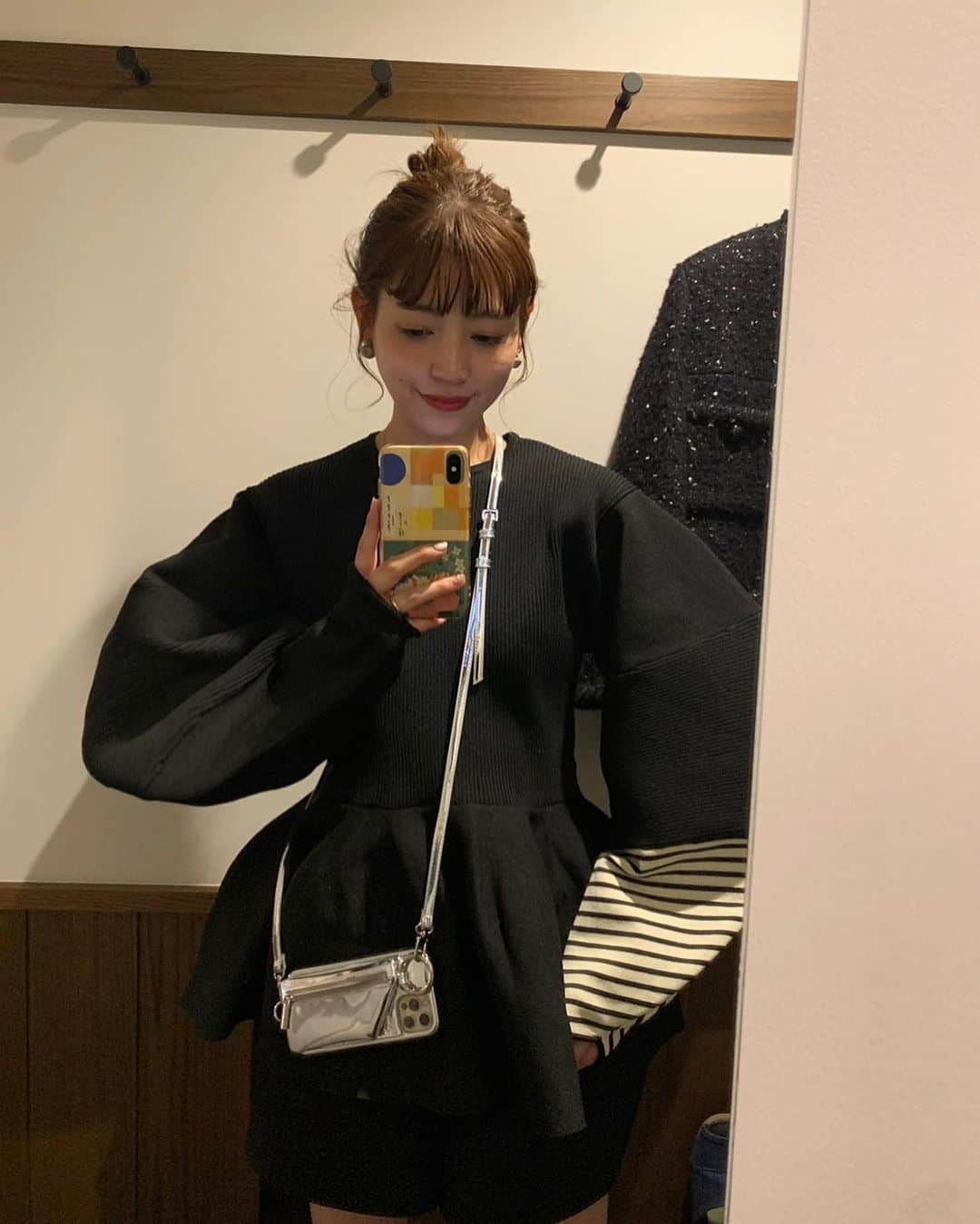 前坂美結さんのインスタグラム写真 - (前坂美結Instagram)「4泊5日の地元飛騨高山🖤　  今回はお仕事で♡ そんな初日の動画撮影の時のコーデ🫶　  . このお洋服はぜっっったいに、 どこのですか？って聞かれると思ったからもう更新しちゃう🫢🖤 @herin.cye 🖤　 とにかく形が可愛すぎて心射抜かれたやつ。 主役級のお洋服なのにシンプルだから何でも合う🥹　 袖のちょっとしたボーダーもカジュアルすぎてなくて好き！ 次はデニムに合わせてみるぞ。  . シルバーのiPhoneケースは @ajew_official 🪩♡  これもまぁ〜コーデのポイントになるなる🥹可愛すぎる♡ 便利だし意外とコーデ選ばず使えるという🖤　  タイルのリングとピアスは @nanayosha 🪞♡ 使わなくなったタイルをアップサイクルしてジュエリーにしてるの💎カラフルで可愛いし、考えも好き♡   . #🖤 #今日のコーデ」10月20日 19時27分 - miyumaesaka