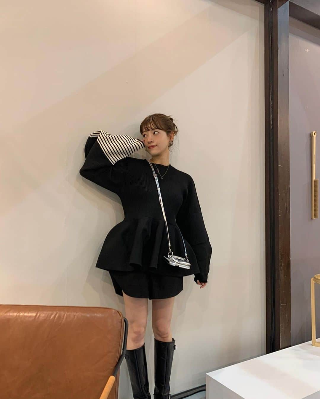 前坂美結さんのインスタグラム写真 - (前坂美結Instagram)「4泊5日の地元飛騨高山🖤　  今回はお仕事で♡ そんな初日の動画撮影の時のコーデ🫶　  . このお洋服はぜっっったいに、 どこのですか？って聞かれると思ったからもう更新しちゃう🫢🖤 @herin.cye 🖤　 とにかく形が可愛すぎて心射抜かれたやつ。 主役級のお洋服なのにシンプルだから何でも合う🥹　 袖のちょっとしたボーダーもカジュアルすぎてなくて好き！ 次はデニムに合わせてみるぞ。  . シルバーのiPhoneケースは @ajew_official 🪩♡  これもまぁ〜コーデのポイントになるなる🥹可愛すぎる♡ 便利だし意外とコーデ選ばず使えるという🖤　  タイルのリングとピアスは @nanayosha 🪞♡ 使わなくなったタイルをアップサイクルしてジュエリーにしてるの💎カラフルで可愛いし、考えも好き♡   . #🖤 #今日のコーデ」10月20日 19時27分 - miyumaesaka