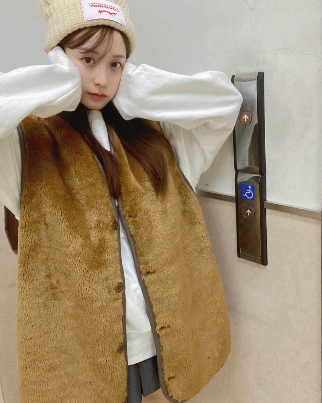 のインスタグラム：「・ ・  #れんの服  このベストはコートの上から羽織れるから 冬場アウター飽きてしまう問題も 減るよね⛄️🩵 今は少し肌寒い夜とかに羽織るのにもちょうどいい👓  151cm /ブラウン系 M  #クラシカルエルフ #classicalelf #エルフコーデ #java #ジャバ #ユニクロ #ザラ #zozo #zozotown #zozo購入品 #zozotown購入品 #ベスト #ファーベスト #リバーシブル  #骨格ウェーブ #骨格ナチュラル #骨格ストレート #イエベコーデ #ブルベコーデ #秋服 #秋服コーデ   @classicalelf_official  ・ ・」