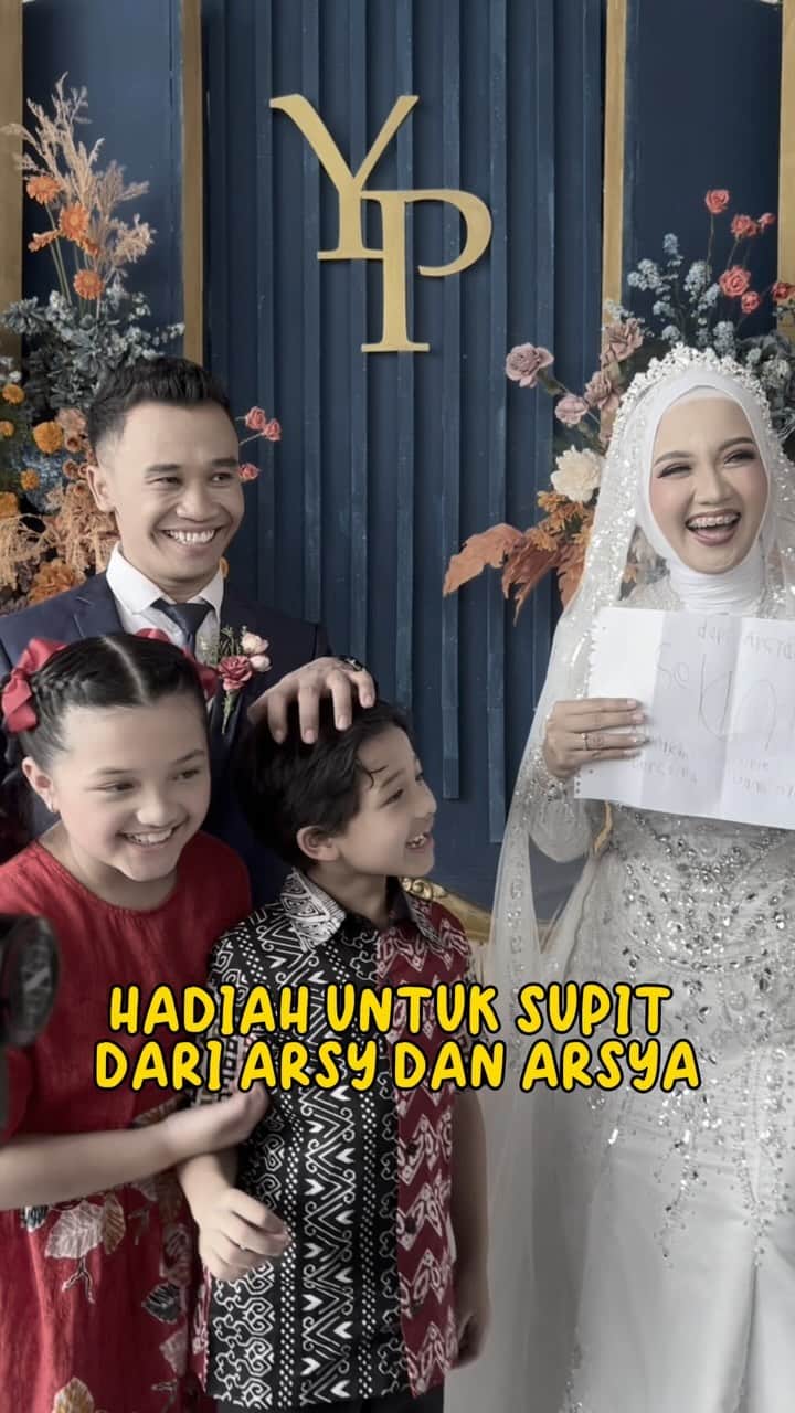 Keluarga A5のインスタグラム：「Hadiah dari Arsy dan Arsya untuk Supit dan Suami🫶🏻 Semoga bahagia selalu ya, We love you🤍」