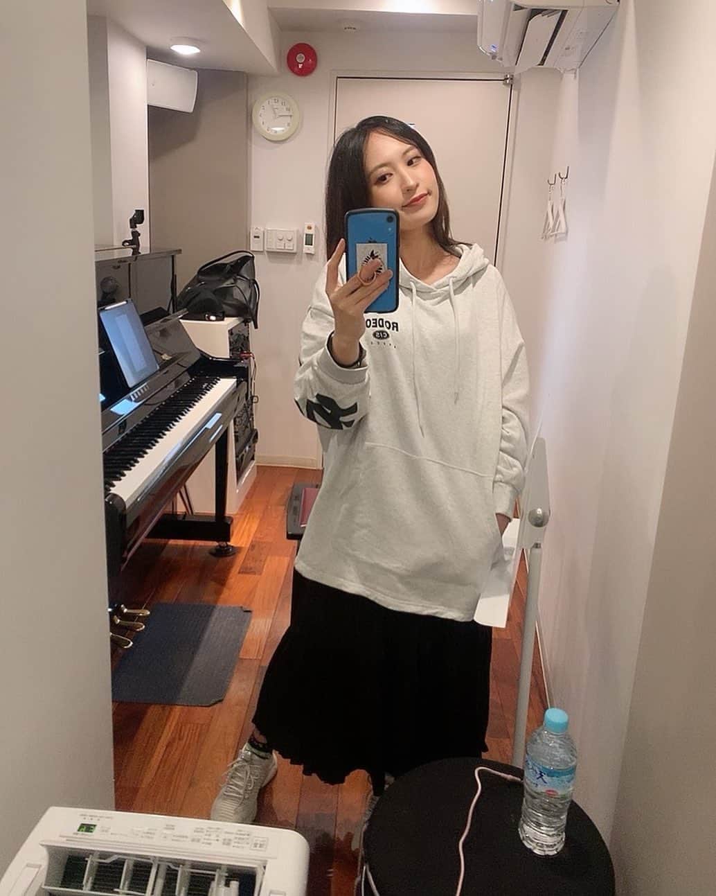 原田ありさのインスタグラム：「今日も今日とてひきこもり活動。 明日は赤坂dot&blueで18時からライブです！来てね😘」