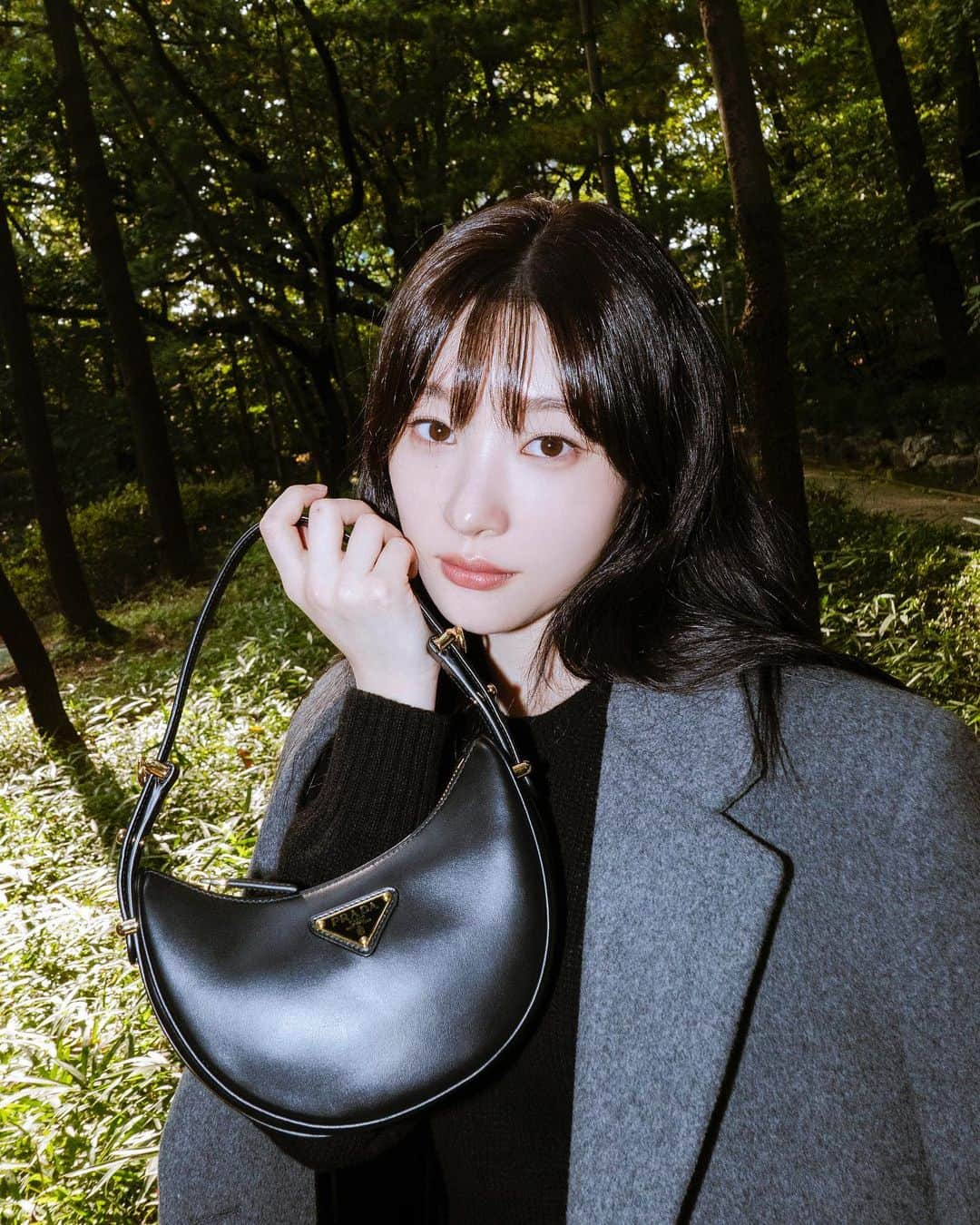 チョン・チェヨンさんのインスタグラム写真 - (チョン・チェヨンInstagram)「🌳🍀🌾🖤   #PradaArque #PradaFW23 #ad」10月20日 19時30分 - j_chaeyeoni