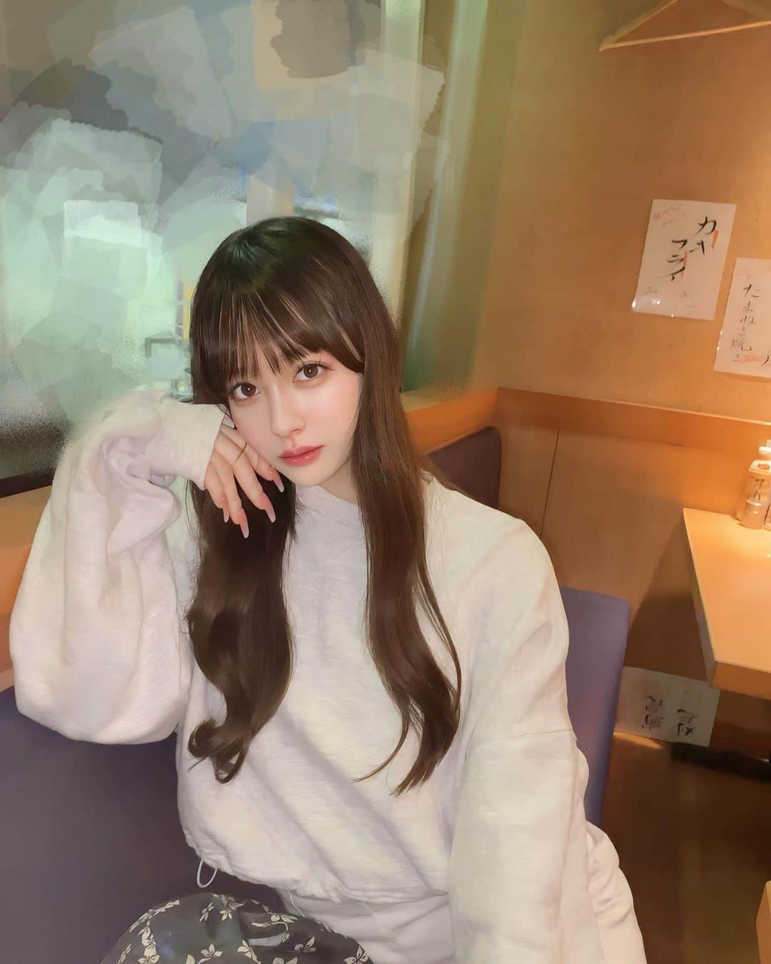 ナタリア聖奈のインスタグラム：「・ メイク変わったの気づいた〜¿¿(ฅ•.•ฅ)  お仕事頑張った後は牡蠣🦪🫶🏻  #ナタリア聖奈 #童顔女子 #ナチュラルメイク #スウェット女子」