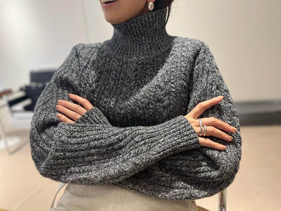 東原亜希さんのインスタグラム写真 - (東原亜希Instagram)「ごちゃごちゃしとりますが、子どもも私も熱にやられ、本調子じゃないまま1週間が1秒くらいですぎ去りました🌀 やっぱり首冷やすとすぐ風邪ひくわ、わたし。ニット着れるのは嬉しい季節♡袖がかわゆのミースロエのお気に入りニットです♡寝る時もちゃんと長袖着ることにしました😂 皆さんも気をつけてね🥹  そして熱の間にペントハウス始めまして、シーズン3に突入しました〜ママまだ韓国なの？って双子に言われました😂🇰🇷チュダンテ〜〜」10月20日 19時31分 - akihigashihara