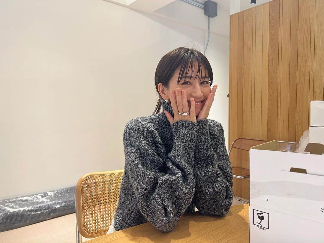 のインスタグラム：「ごちゃごちゃしとりますが、子どもも私も熱にやられ、本調子じゃないまま1週間が1秒くらいですぎ去りました🌀 やっぱり首冷やすとすぐ風邪ひくわ、わたし。ニット着れるのは嬉しい季節♡袖がかわゆのミースロエのお気に入りニットです♡寝る時もちゃんと長袖着ることにしました😂 皆さんも気をつけてね🥹  そして熱の間にペントハウス始めまして、シーズン3に突入しました〜ママまだ韓国なの？って双子に言われました😂🇰🇷チュダンテ〜〜」